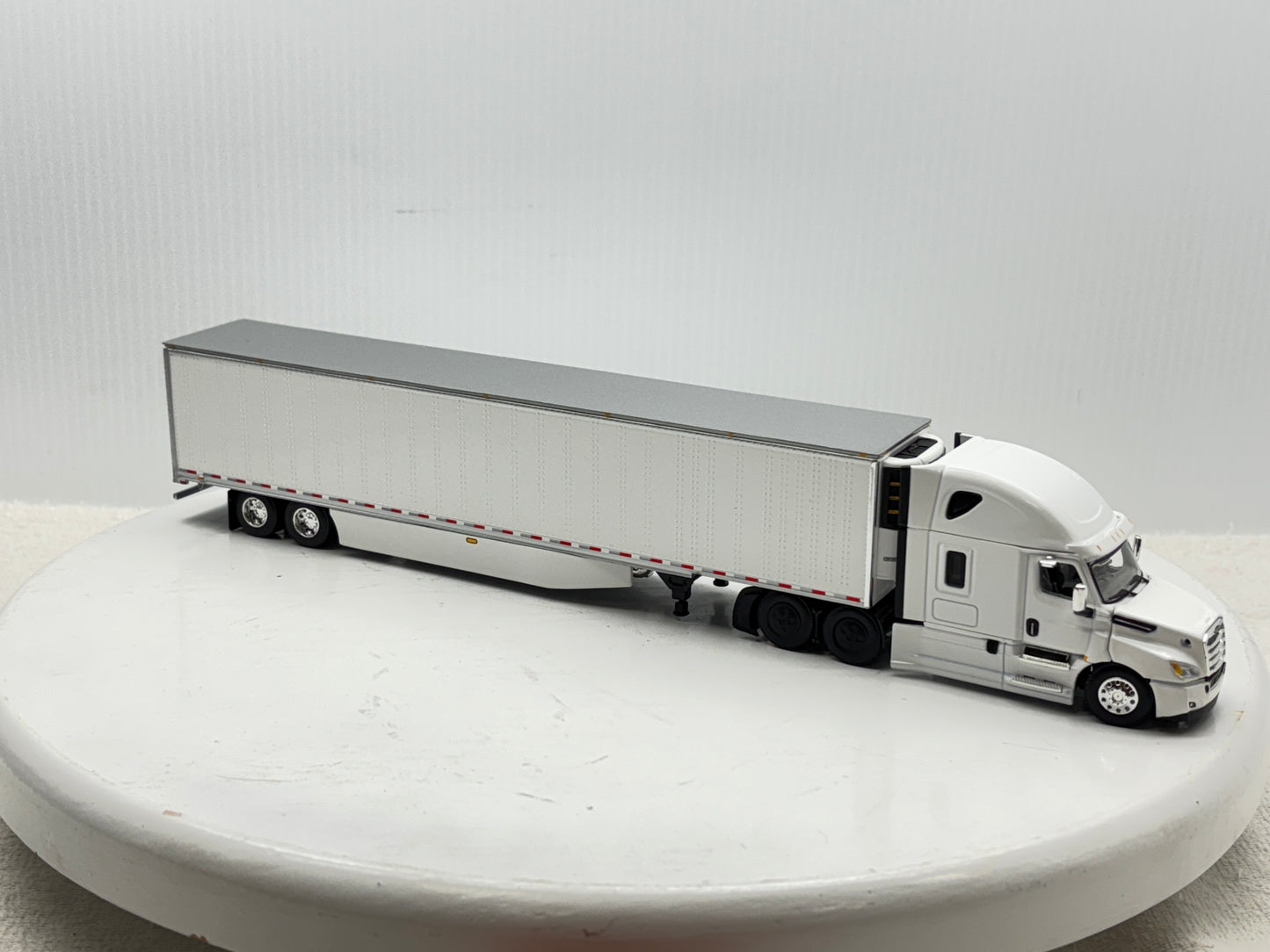 1/64 Freightliner Cascadia High Roof (White)