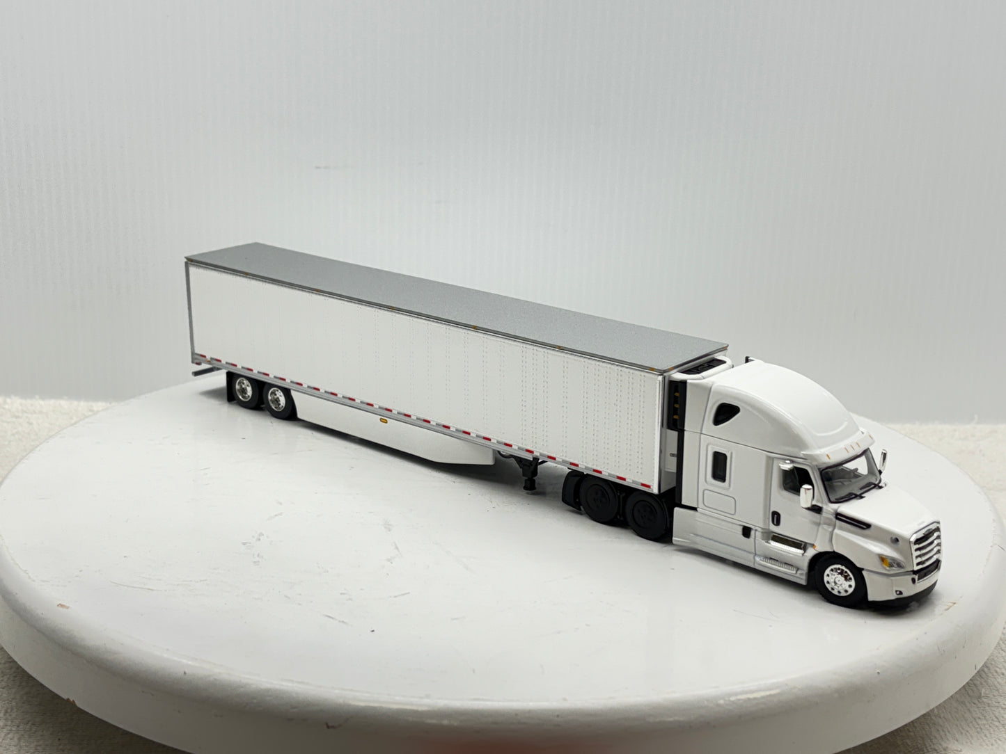1/64 Freightliner Cascadia High Roof (White)