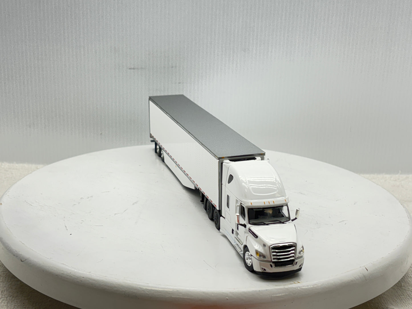 1/64 Freightliner Cascadia High Roof (White)