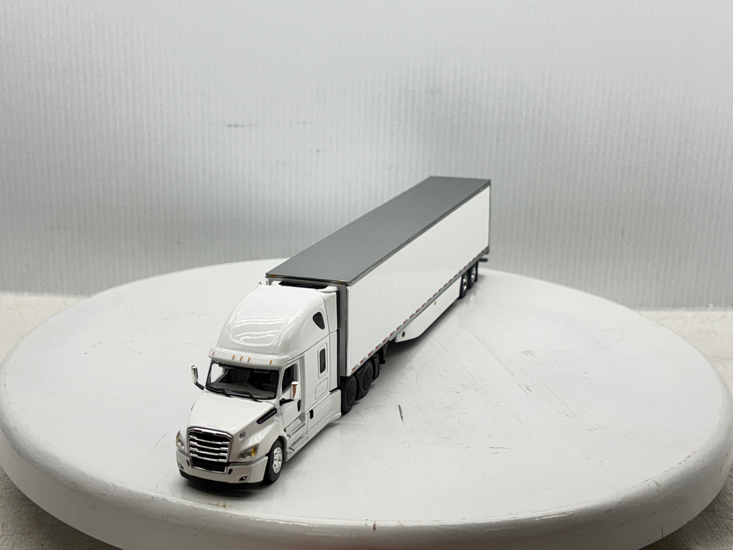 1/64 Freightliner Cascadia High Roof (White)