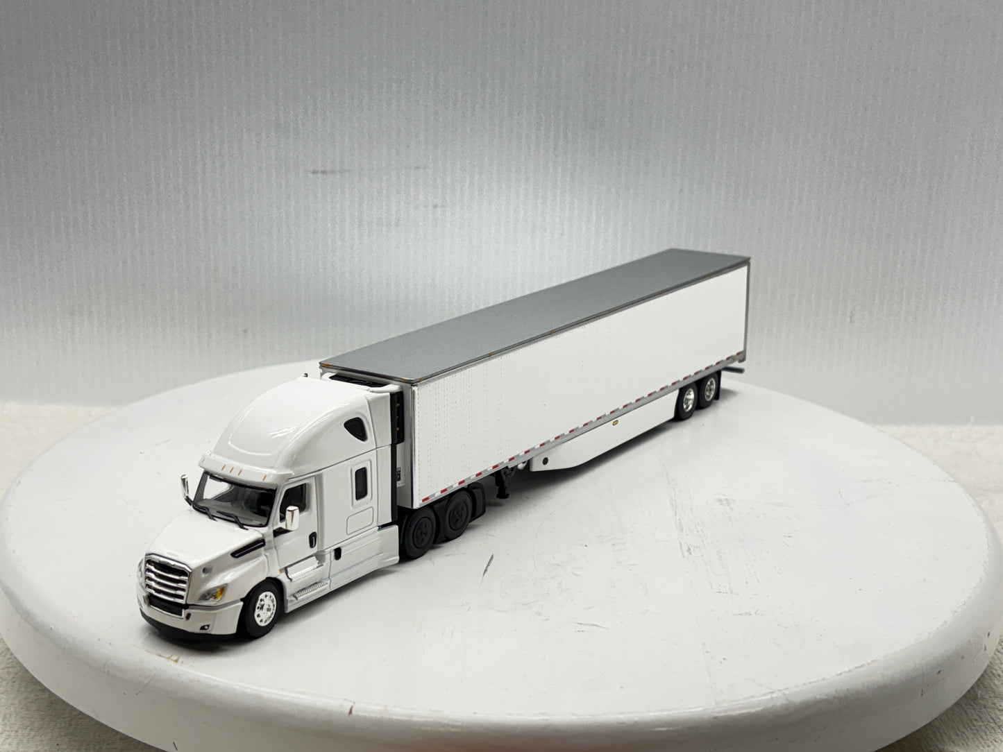 1/64 Freightliner Cascadia High Roof (White)