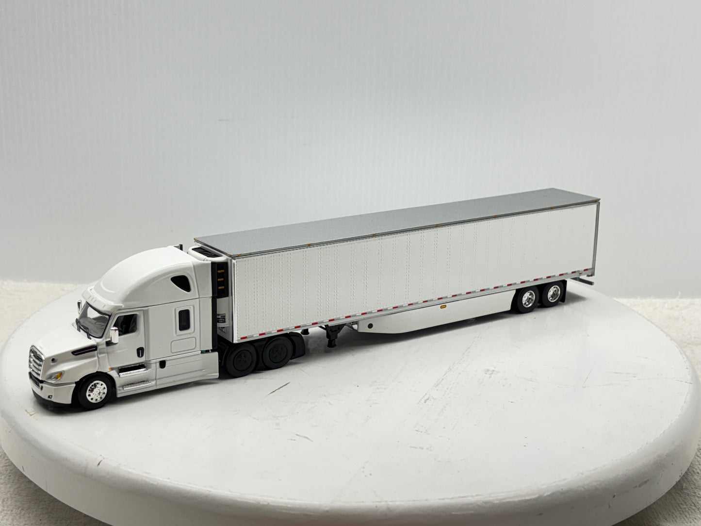 1/64 Freightliner Cascadia High Roof (White)