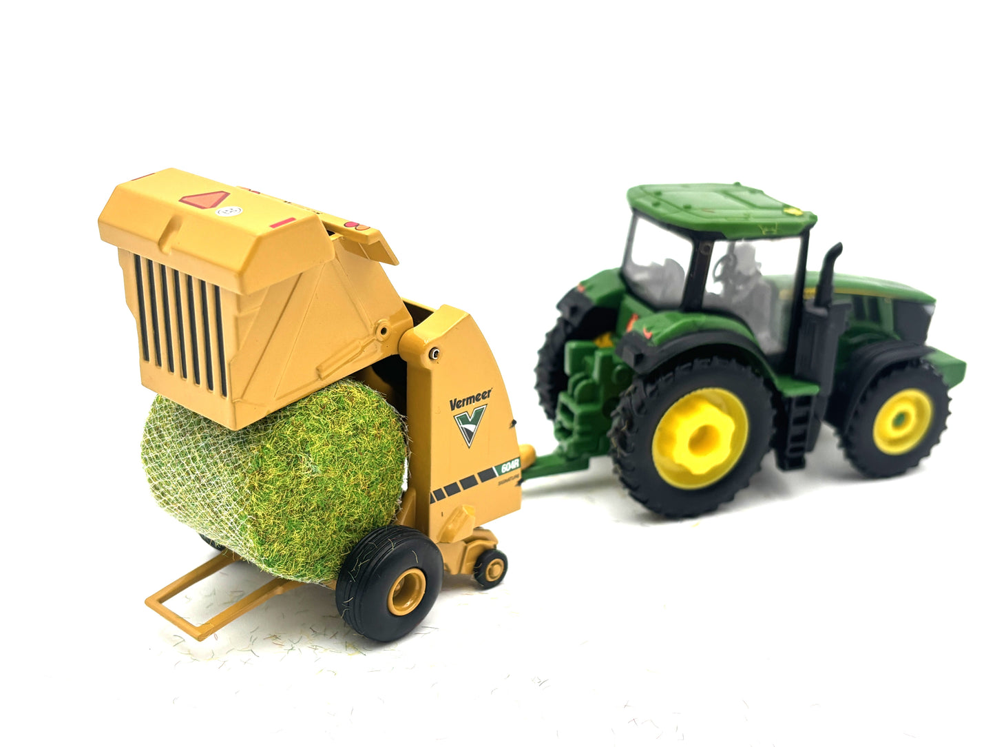 1/64 Fresh Hale Bales Net Wrapped 6' x 6'