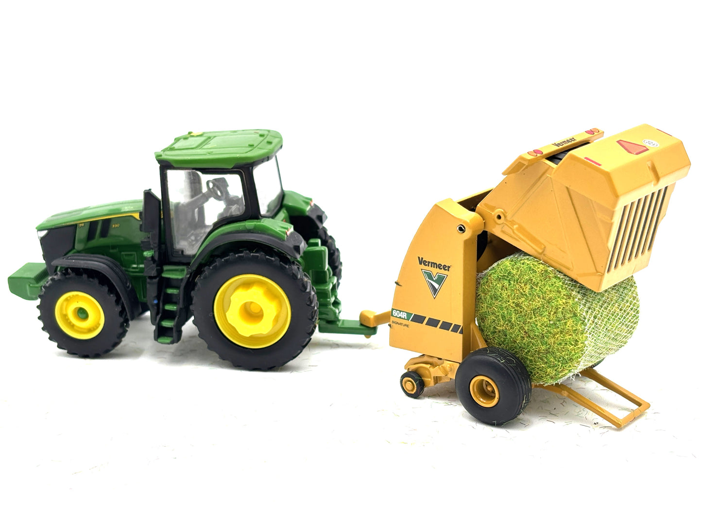 1/64 Fresh Hay Bales Net Wrapped 6' x 5'