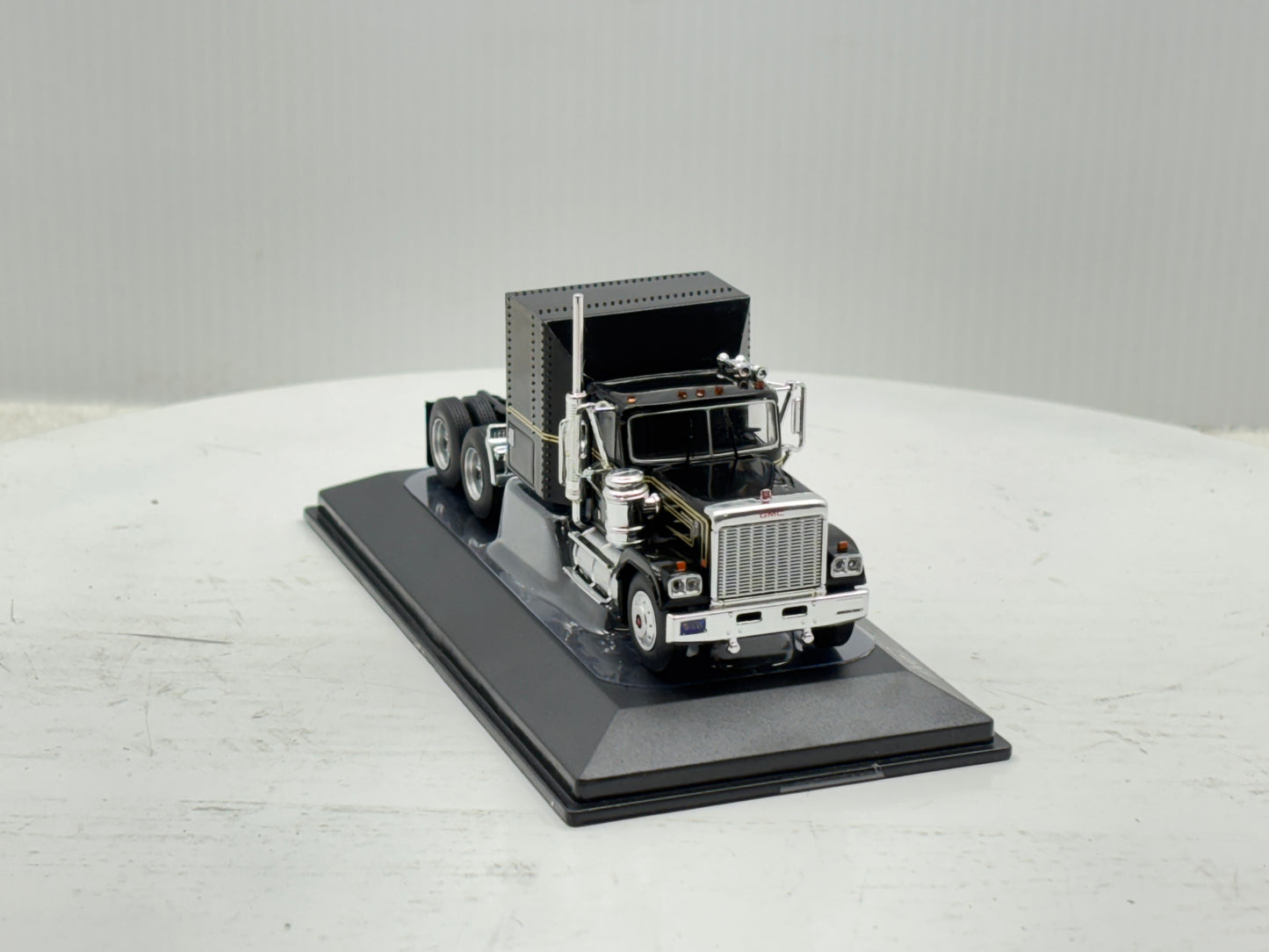 1/64 GMC General Black-Gold