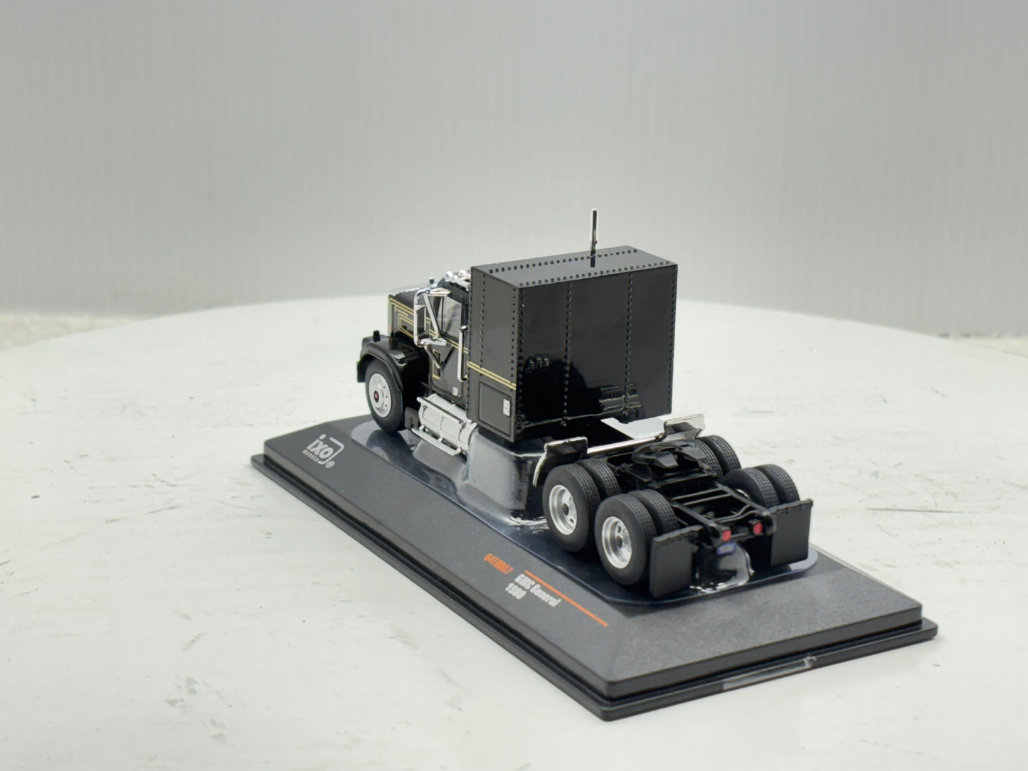 1/64 GMC General Black-Gold