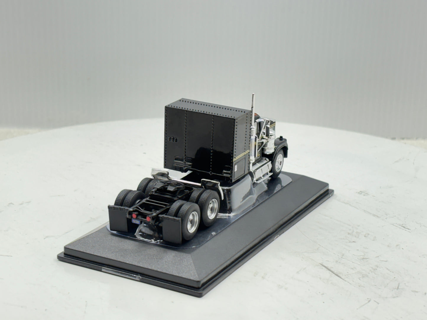 1/64 GMC General Black-Gold