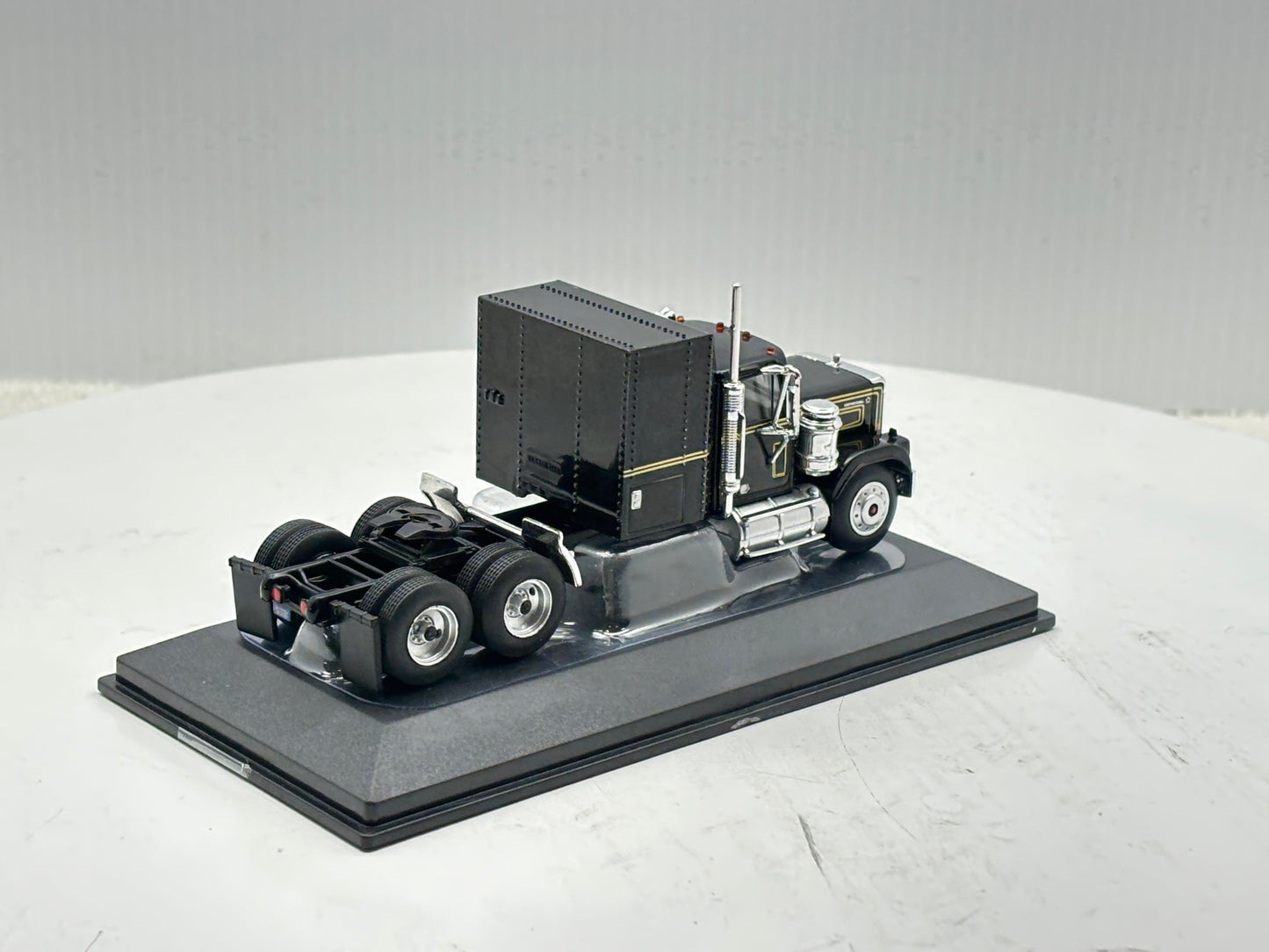 1/64 GMC General Black-Gold