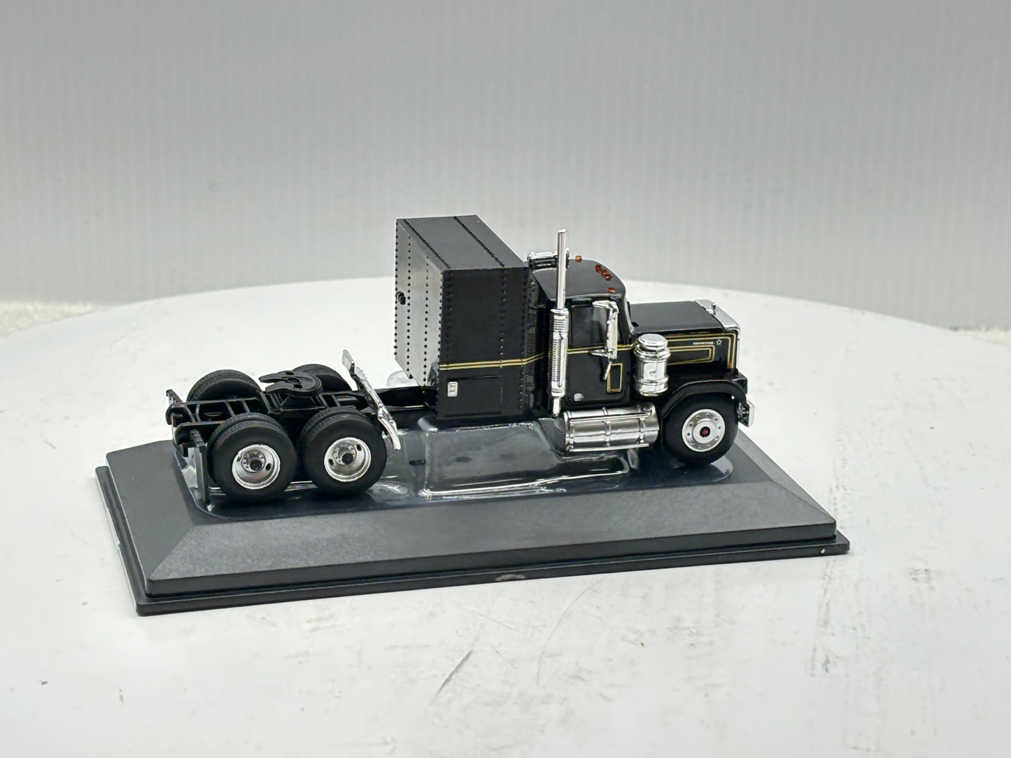 1/64 GMC General Black-Gold