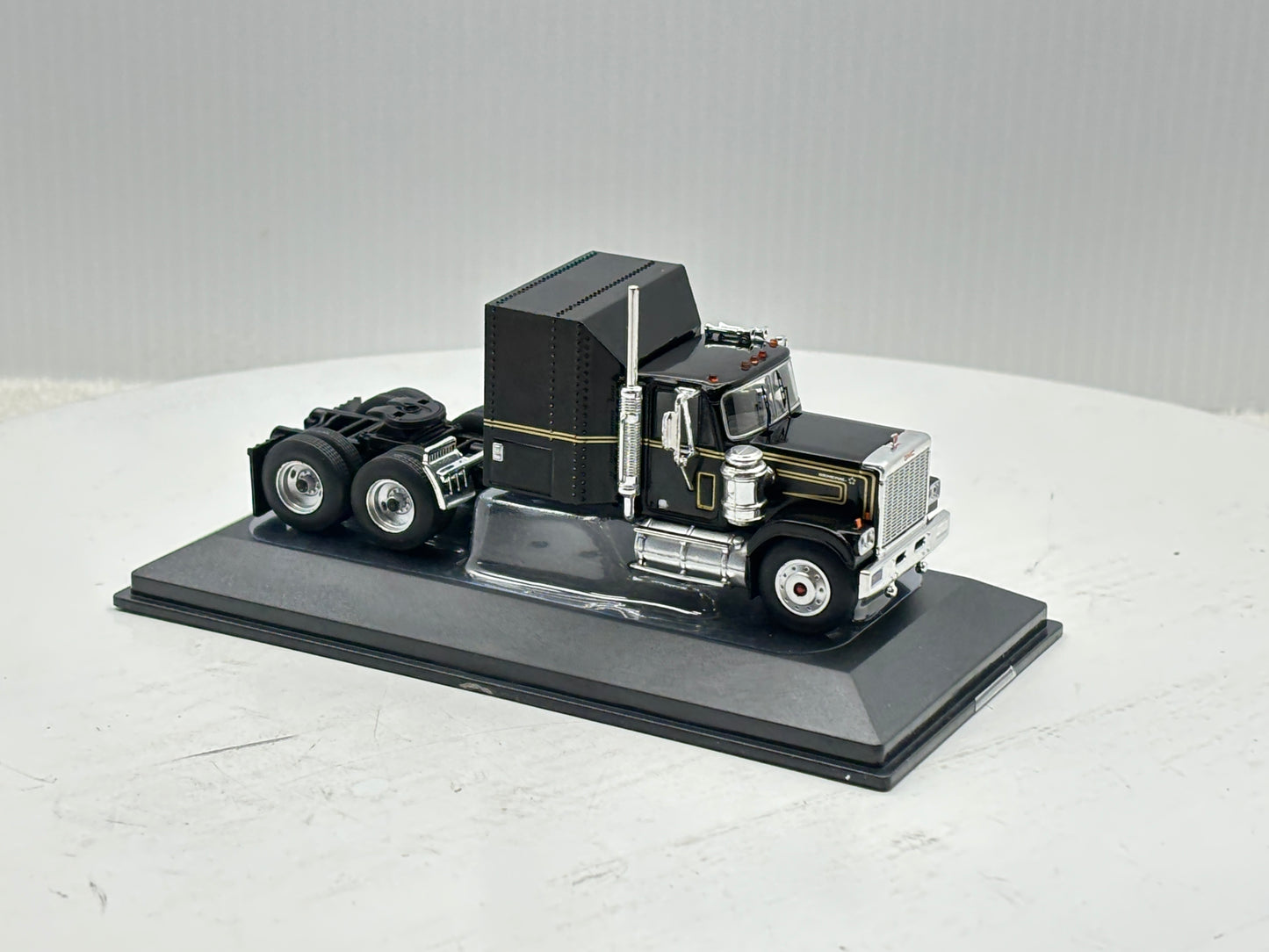 1/64 GMC General Black-Gold