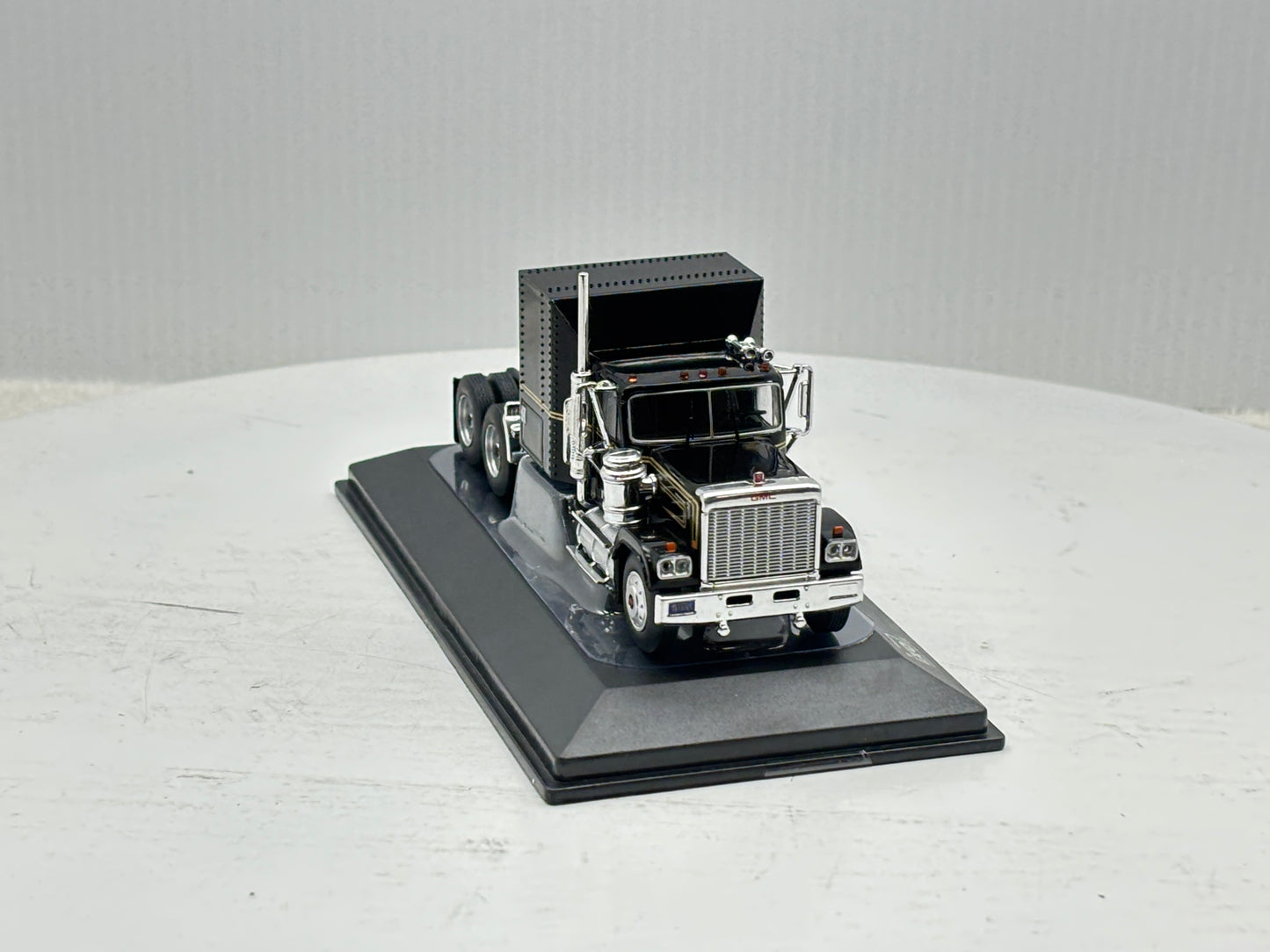 1/64 GMC General Black-Gold