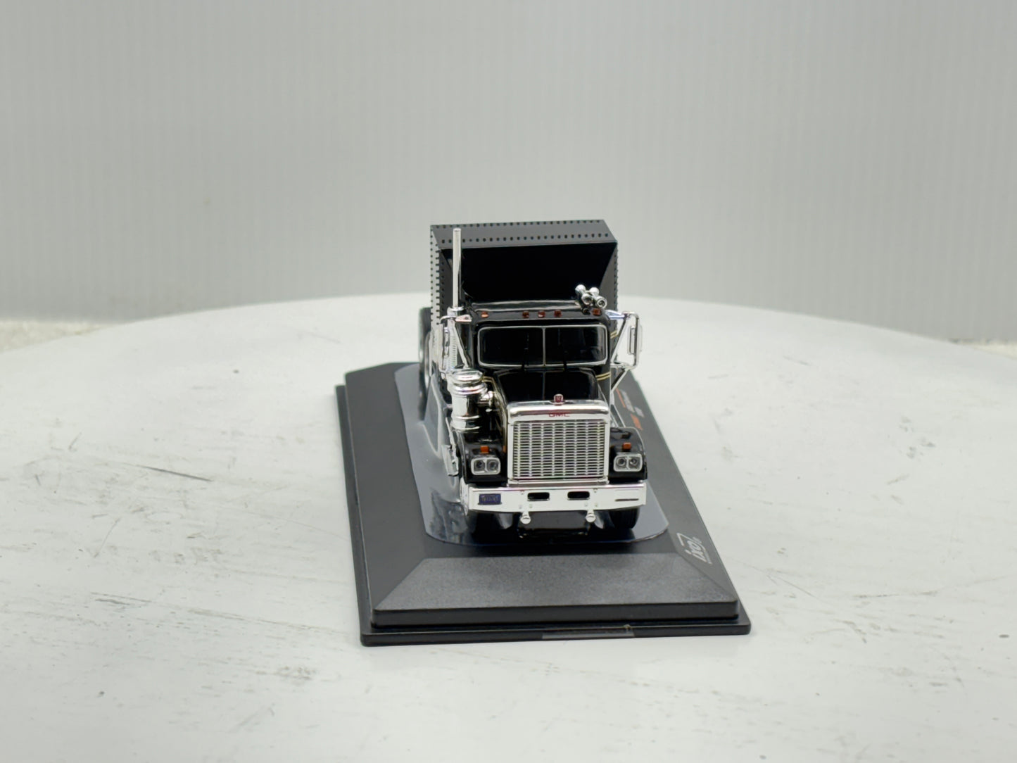 1/64 GMC General Black-Gold