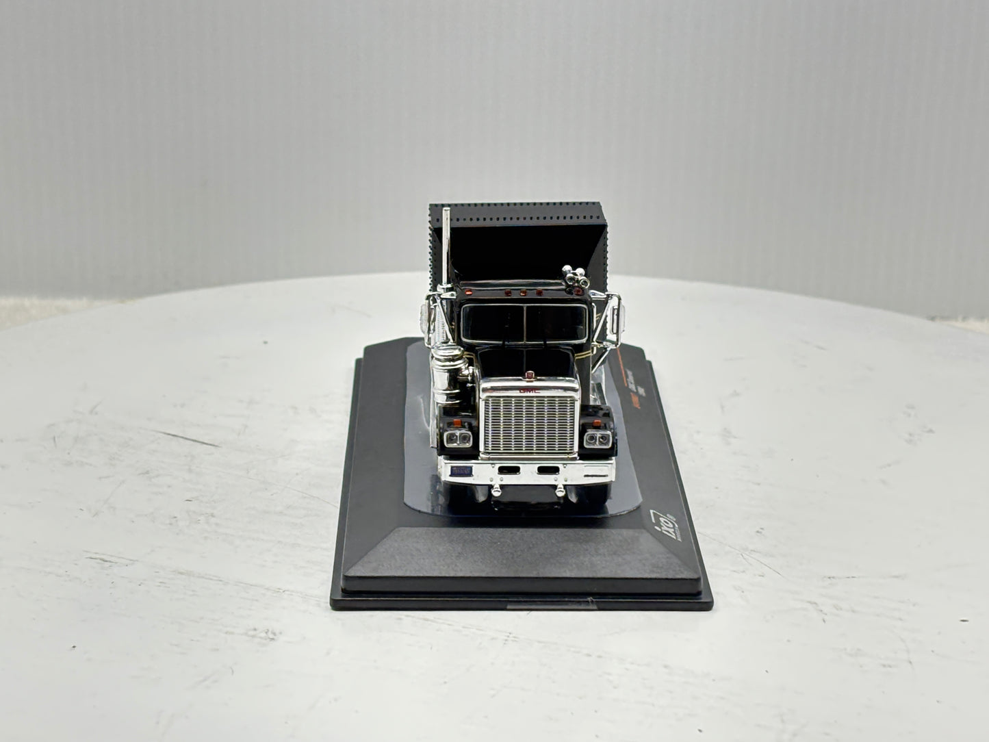 1/64 GMC General Black-Gold