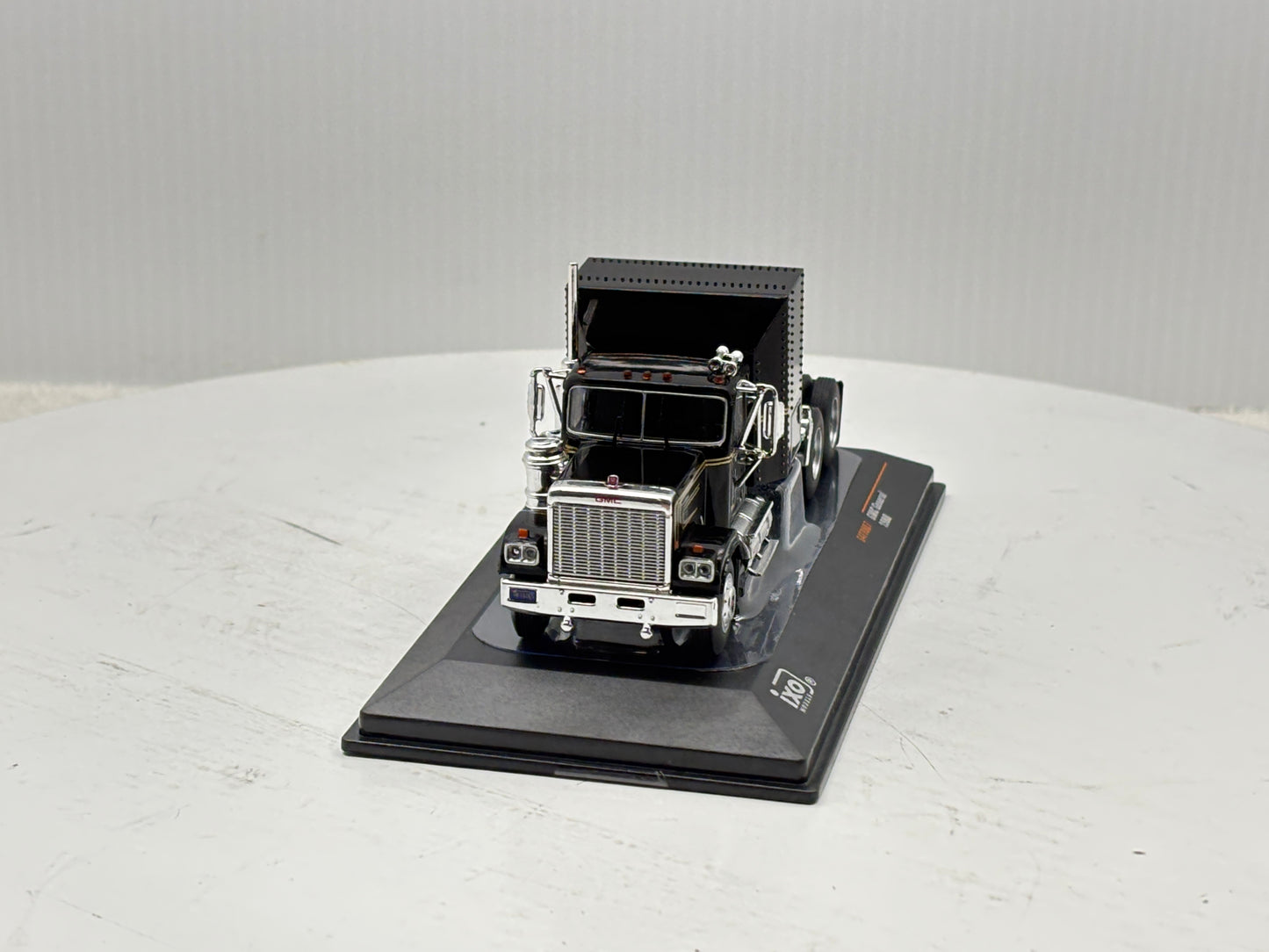 1/64 GMC General Black-Gold