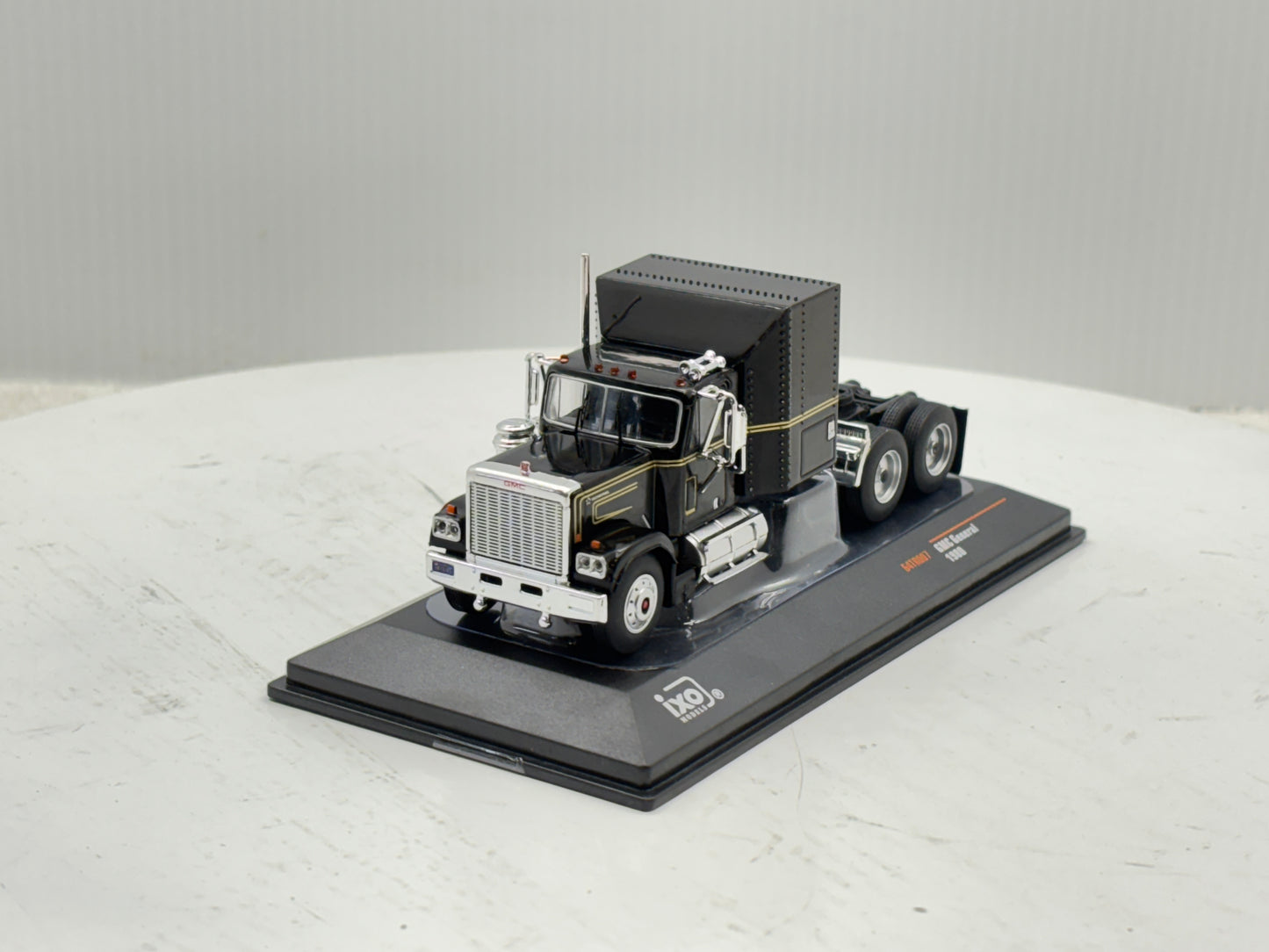 1/64 GMC General Black-Gold