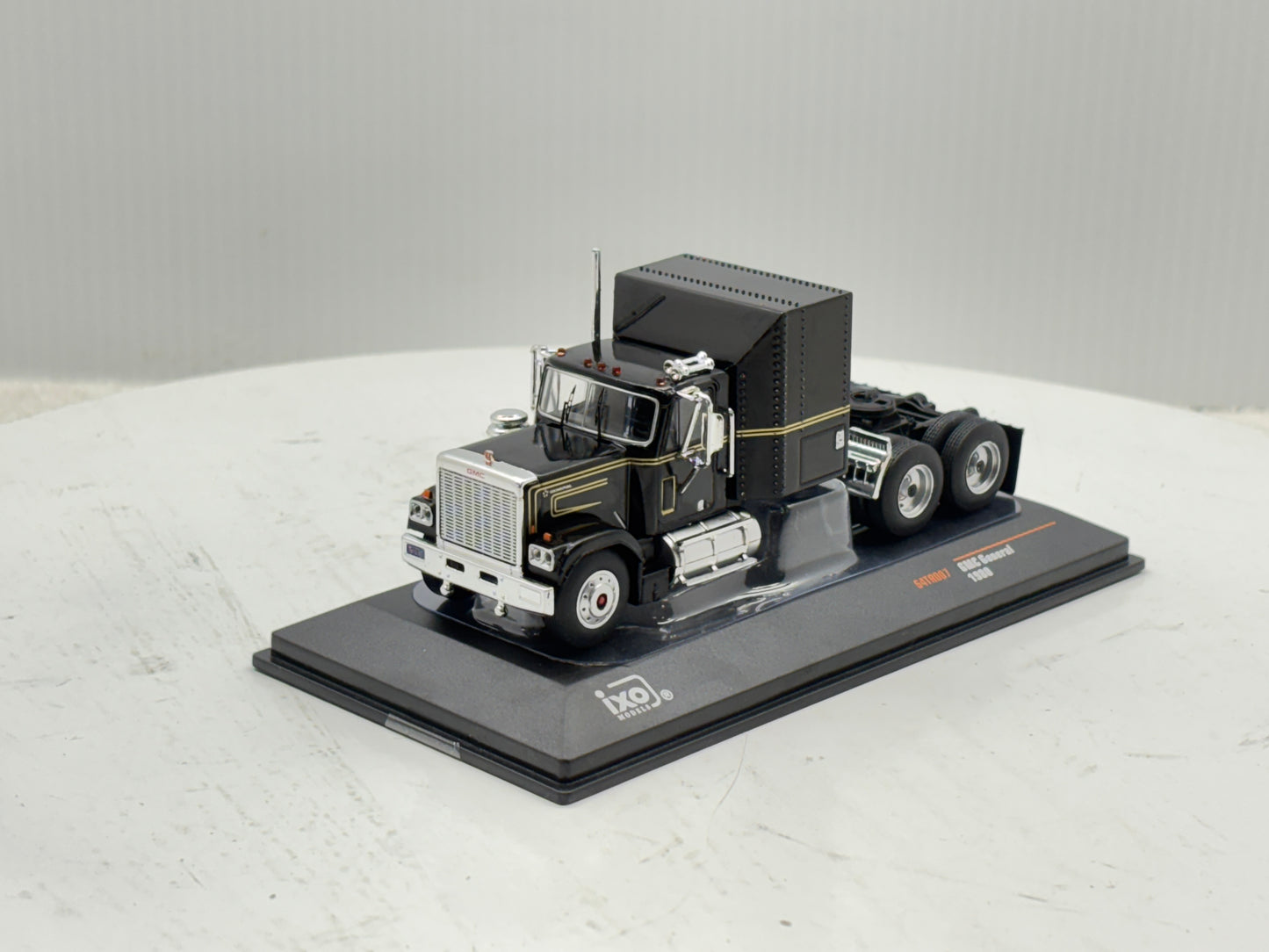 1/64 GMC General Black-Gold