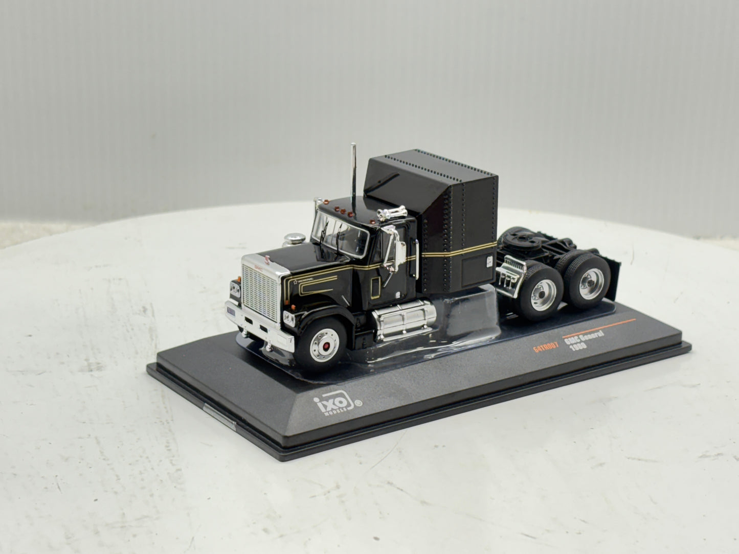 1/64 GMC General Black-Gold