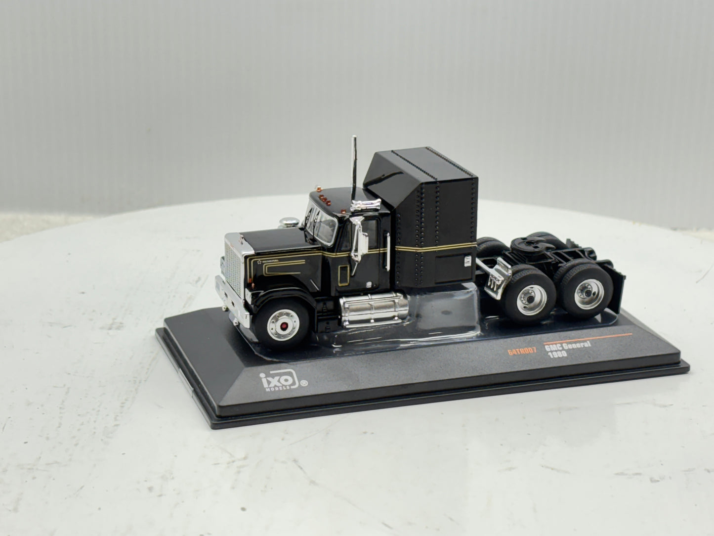 1/64 GMC General Black-Gold