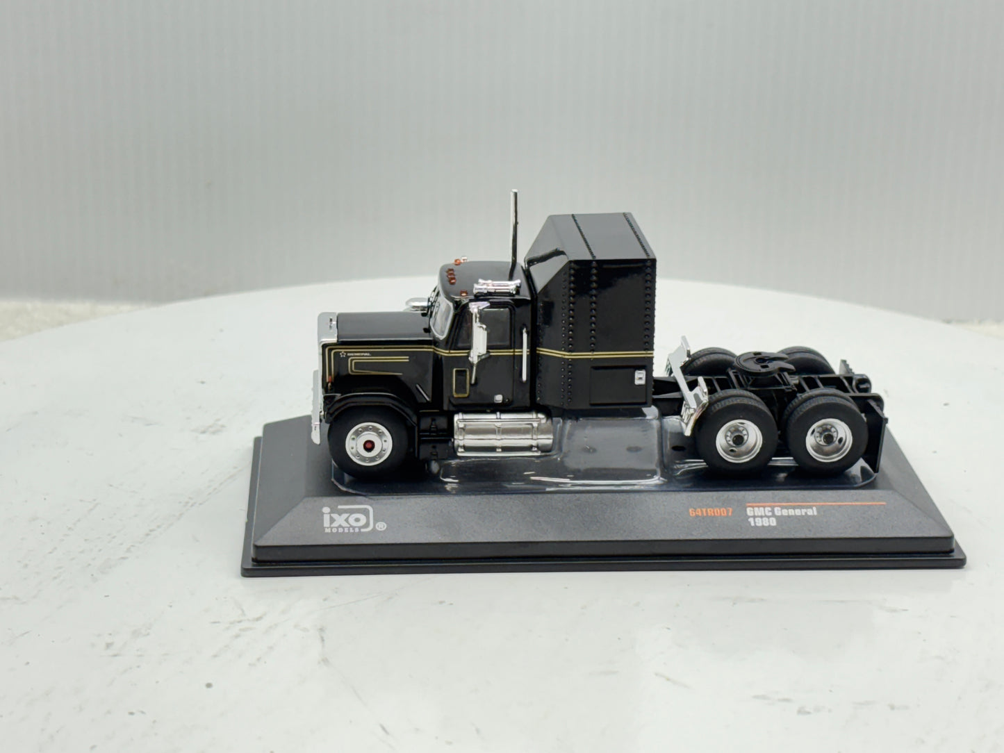 1/64 GMC General Black-Gold