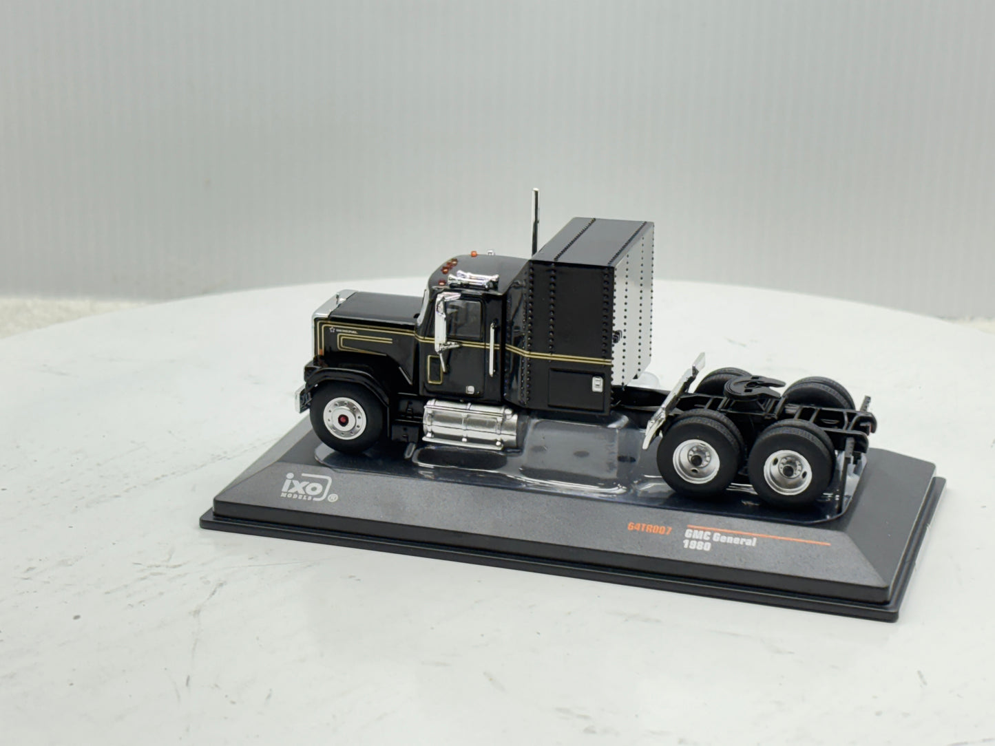 1/64 GMC General Black-Gold