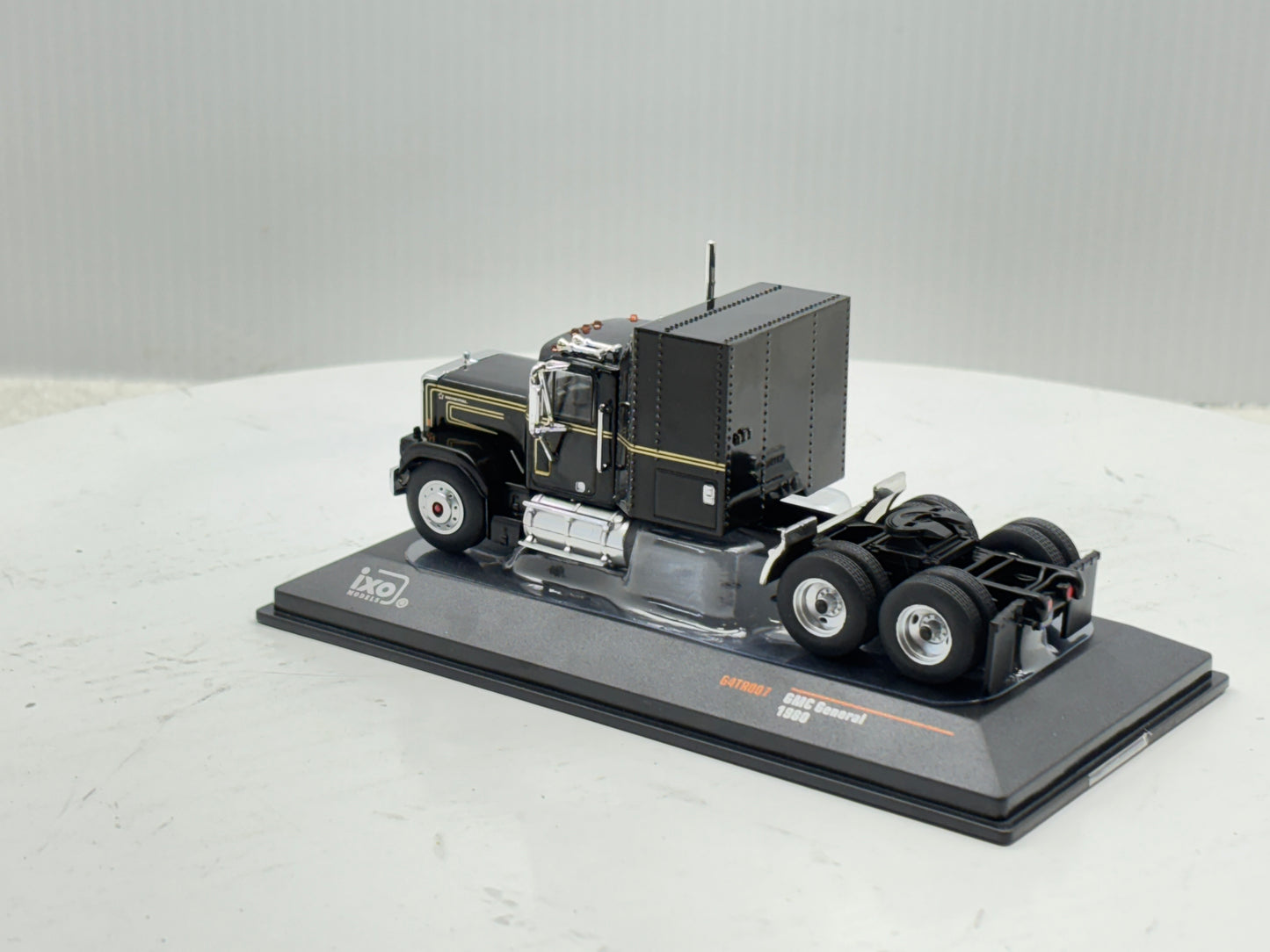 1/64 GMC General Black-Gold
