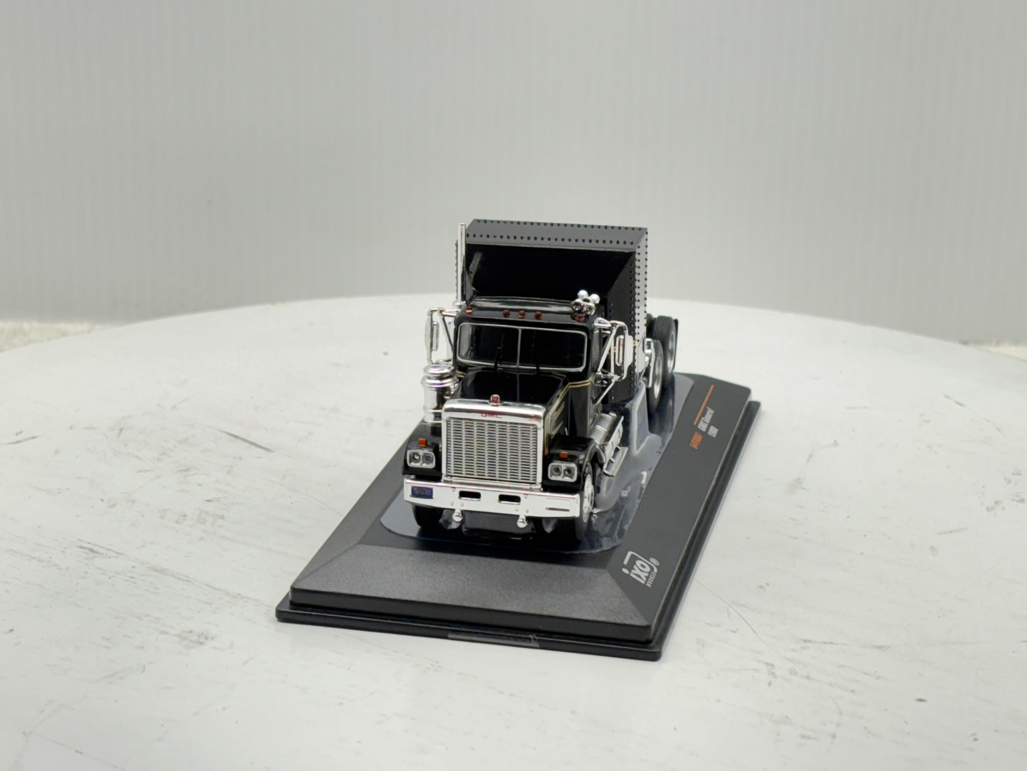 1/64 GMC General Black-Gold