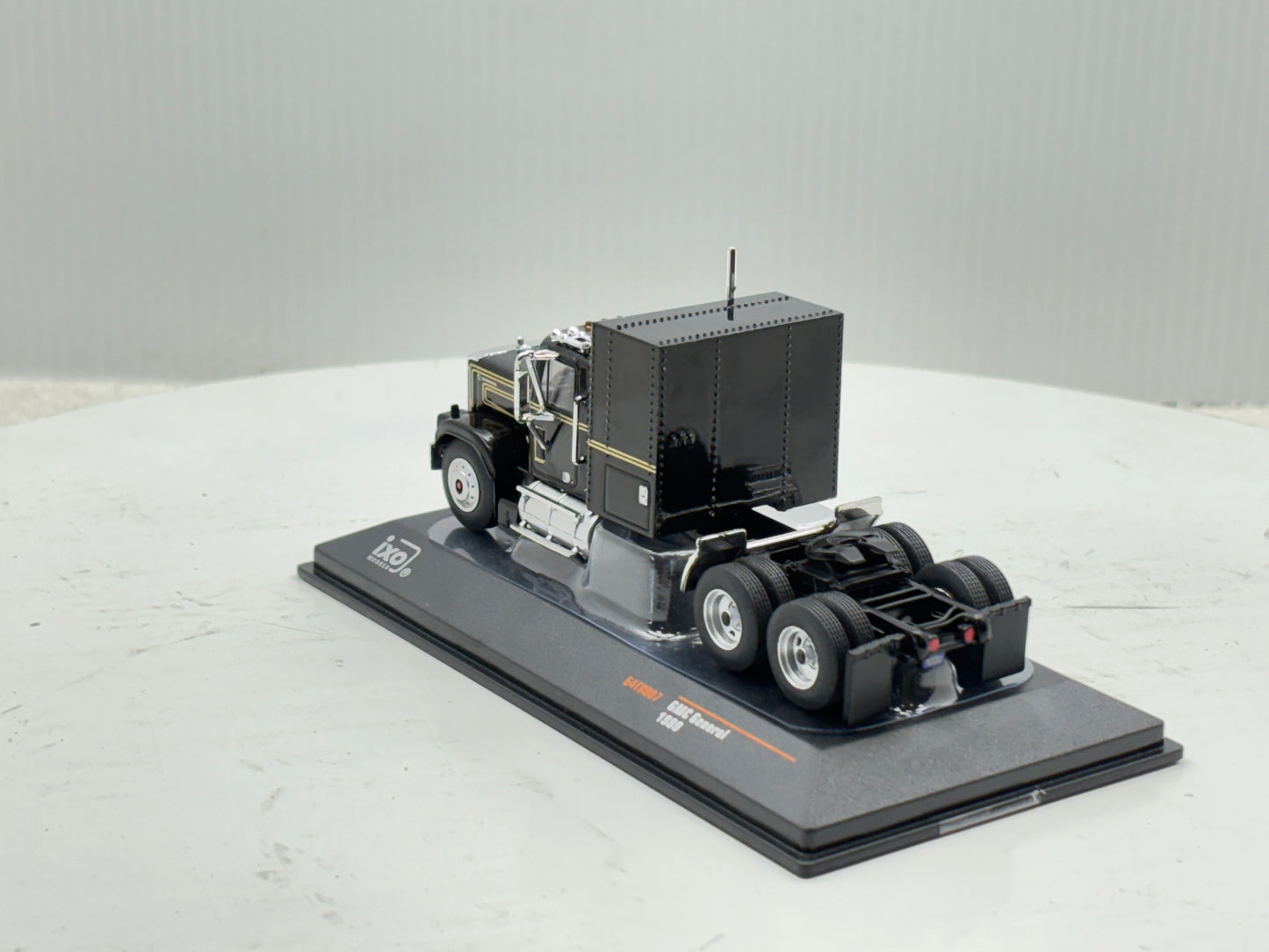 1/64 GMC General Black-Gold