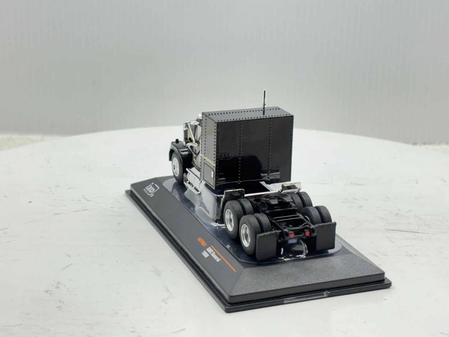 1/64 GMC General Black-Gold
