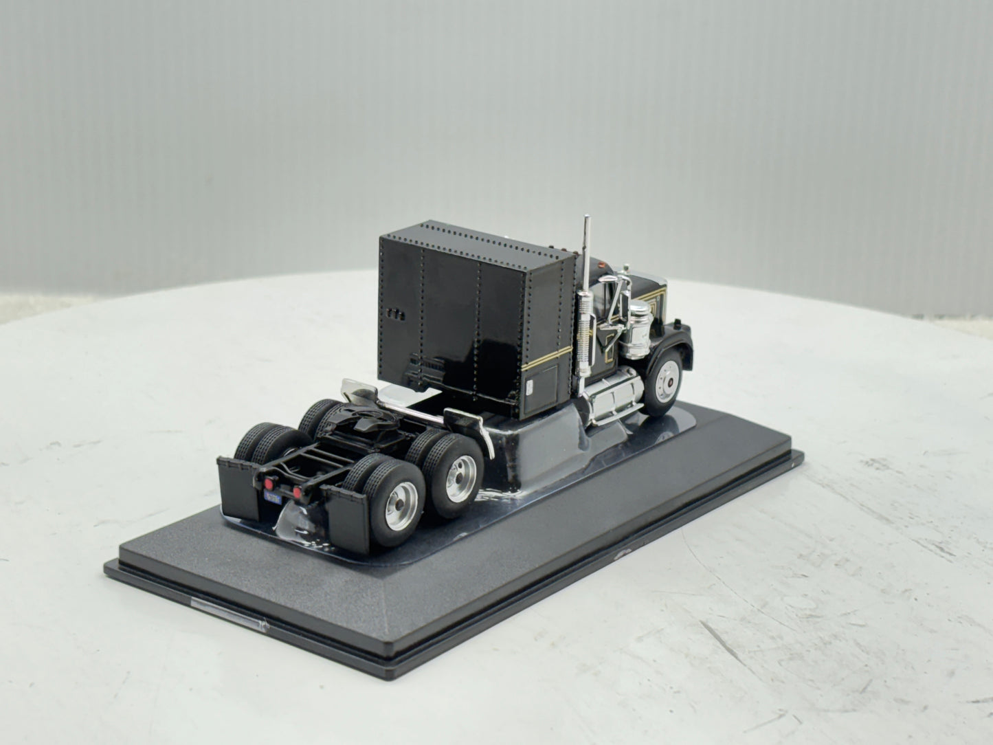 1/64 GMC General Black-Gold
