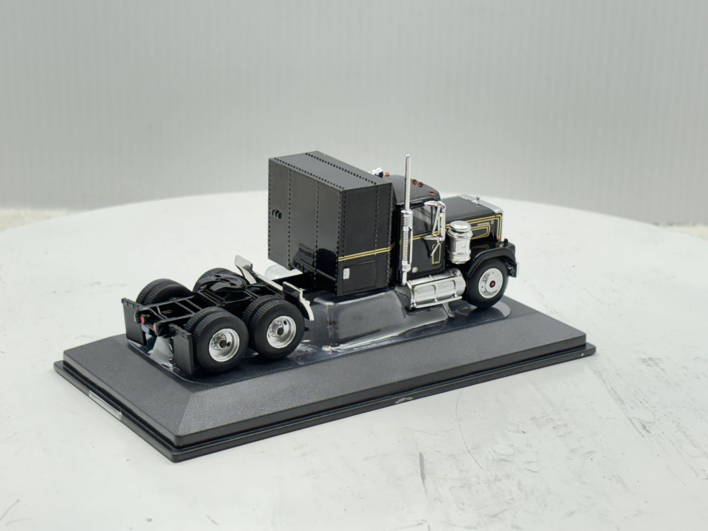 1/64 GMC General Black-Gold