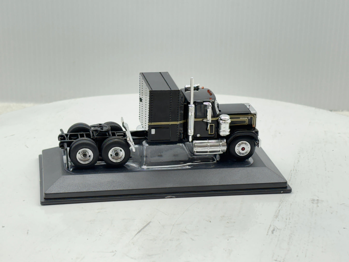 1/64 GMC General Black-Gold