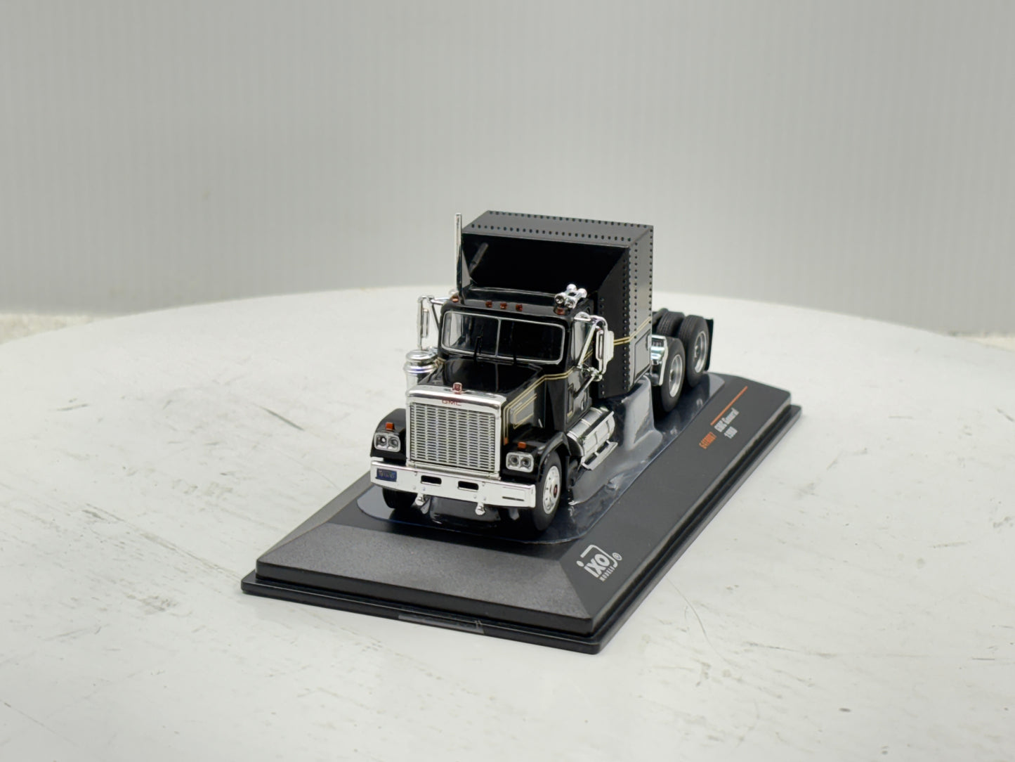 1/64 GMC General Black-Gold
