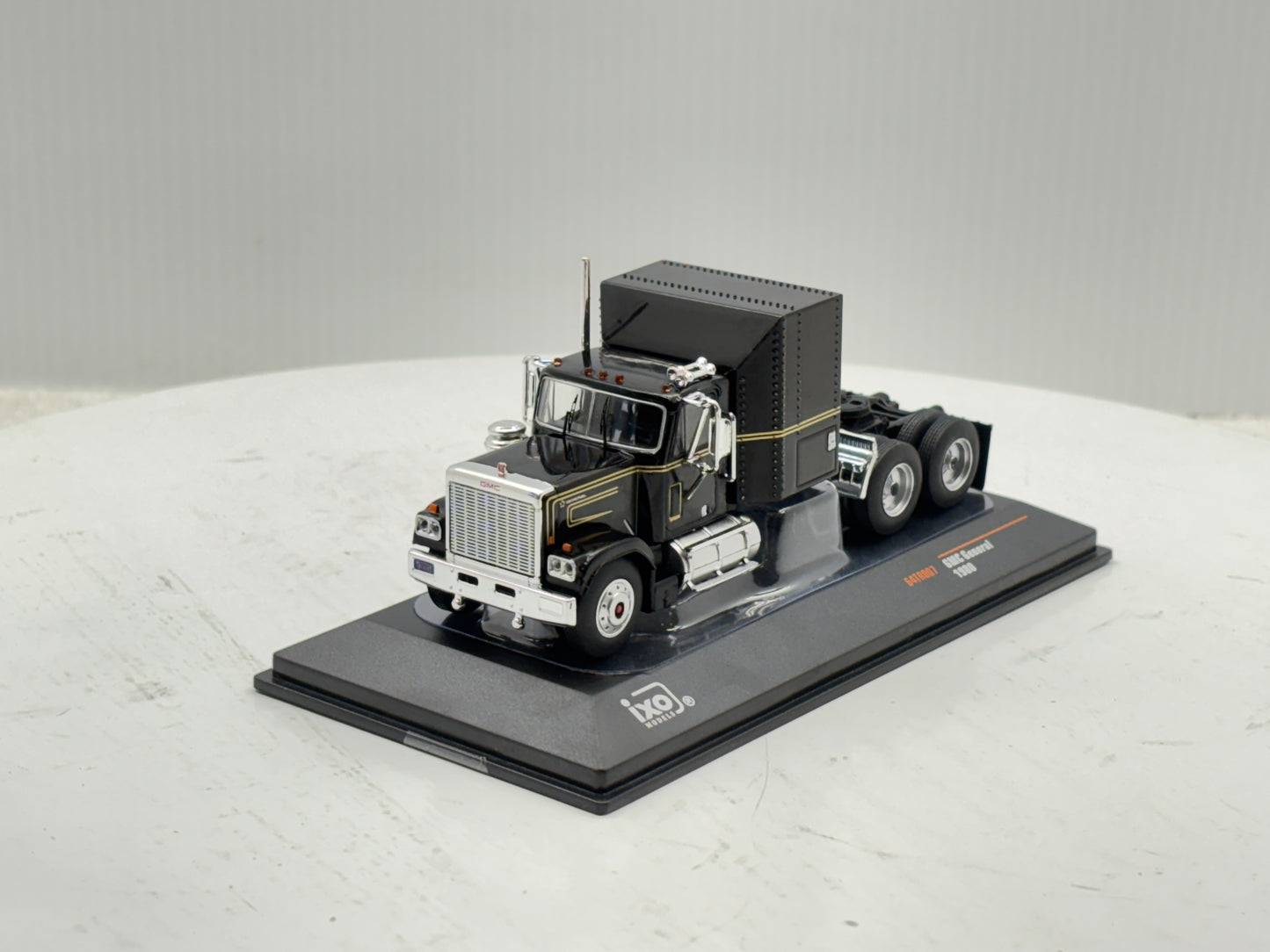 1/64 GMC General Black-Gold