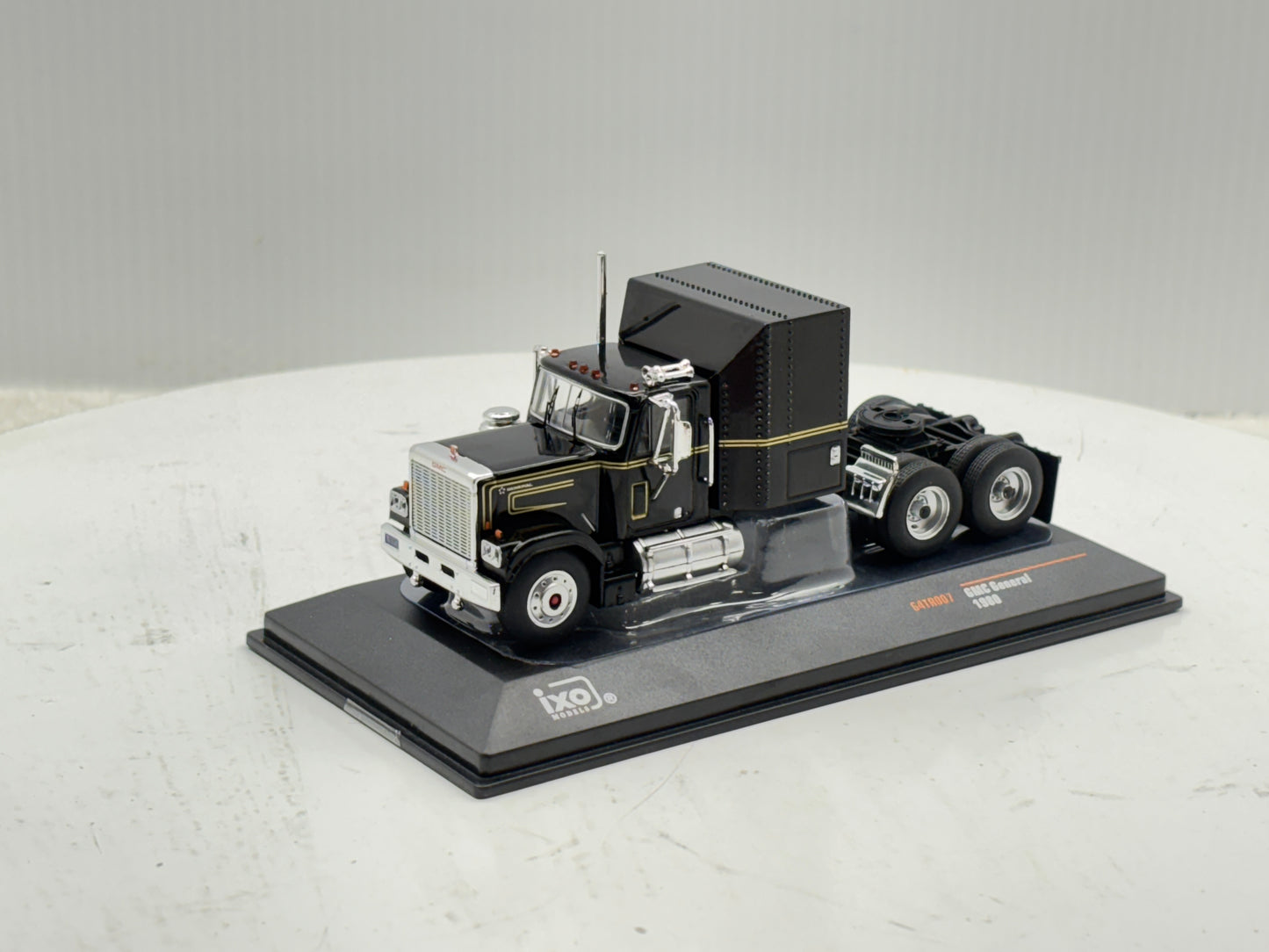 1/64 GMC General Black-Gold