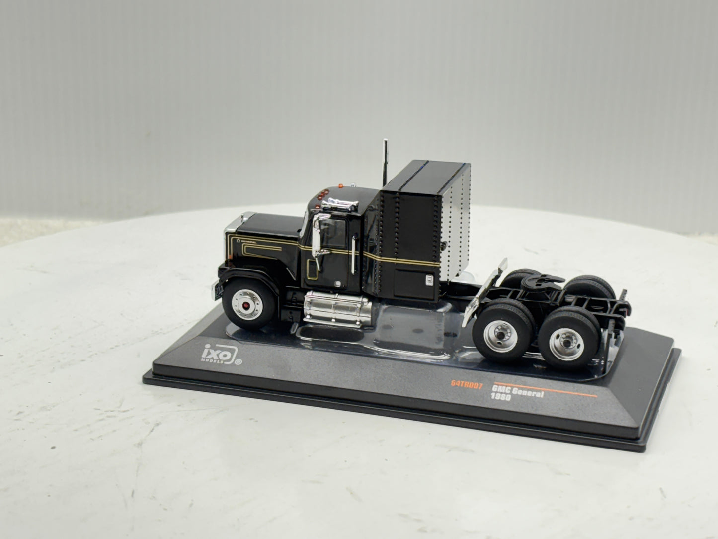 1/64 GMC General Black-Gold