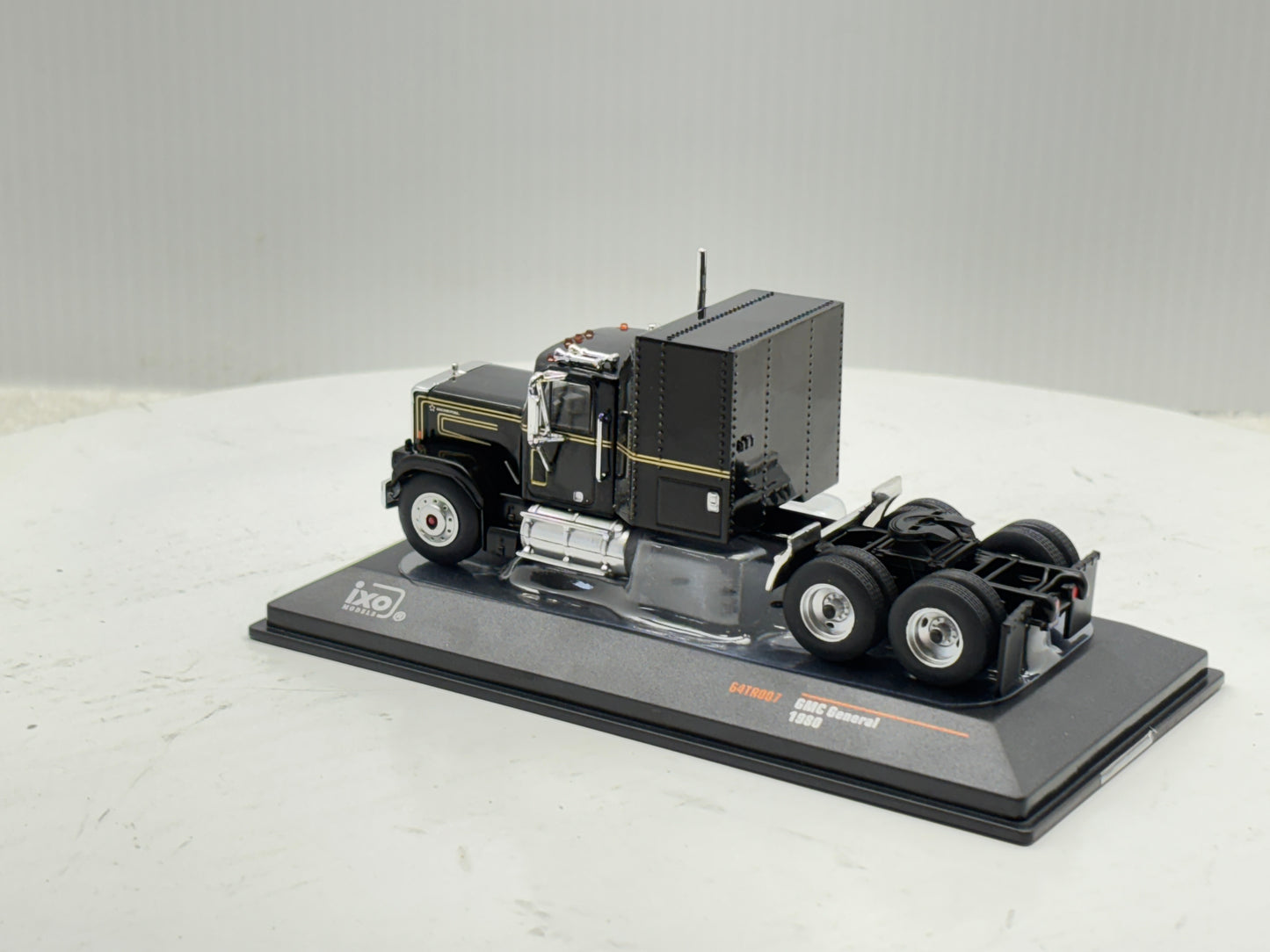 1/64 GMC General Black-Gold