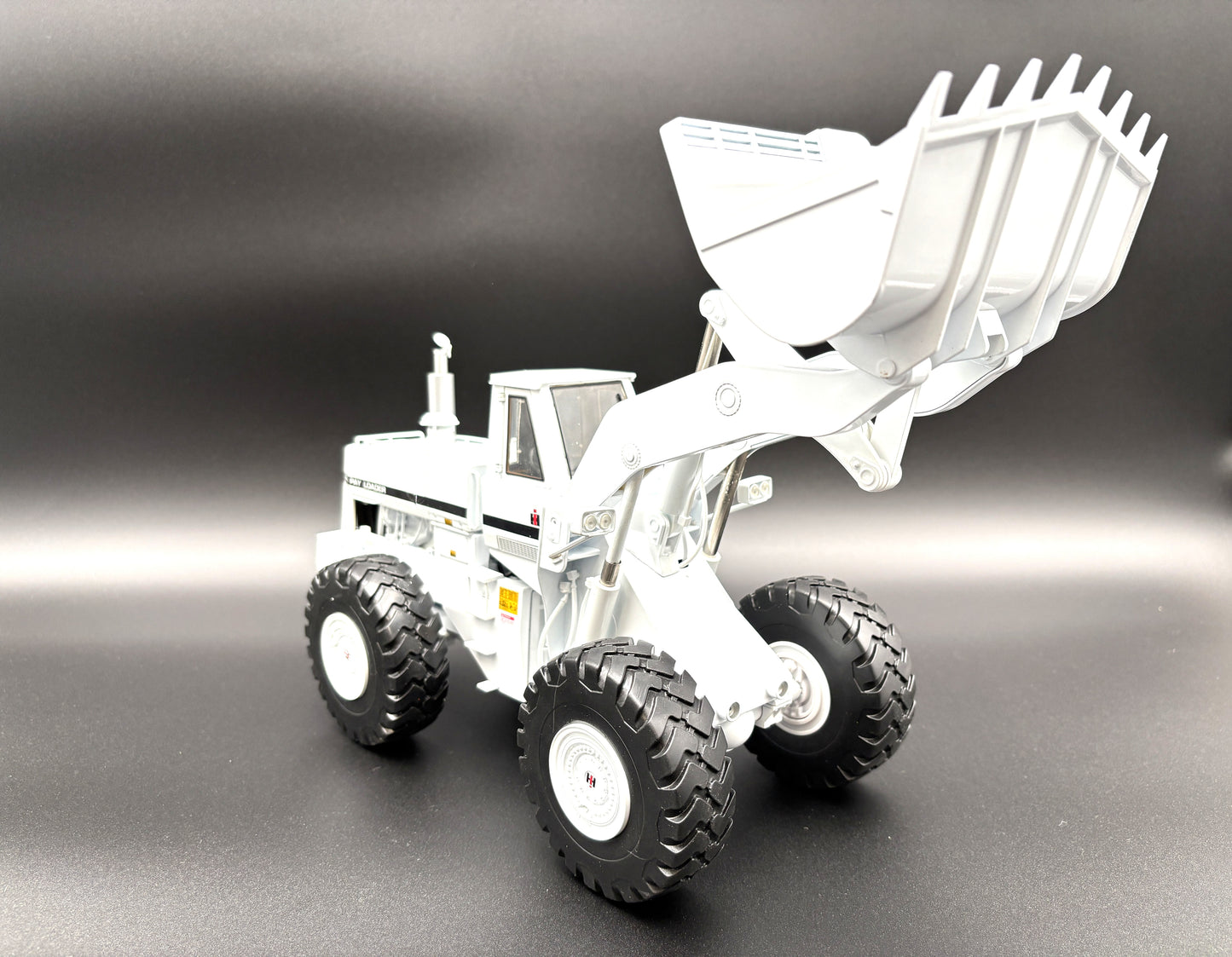 1/25 International 560 Pay Loader WHITE