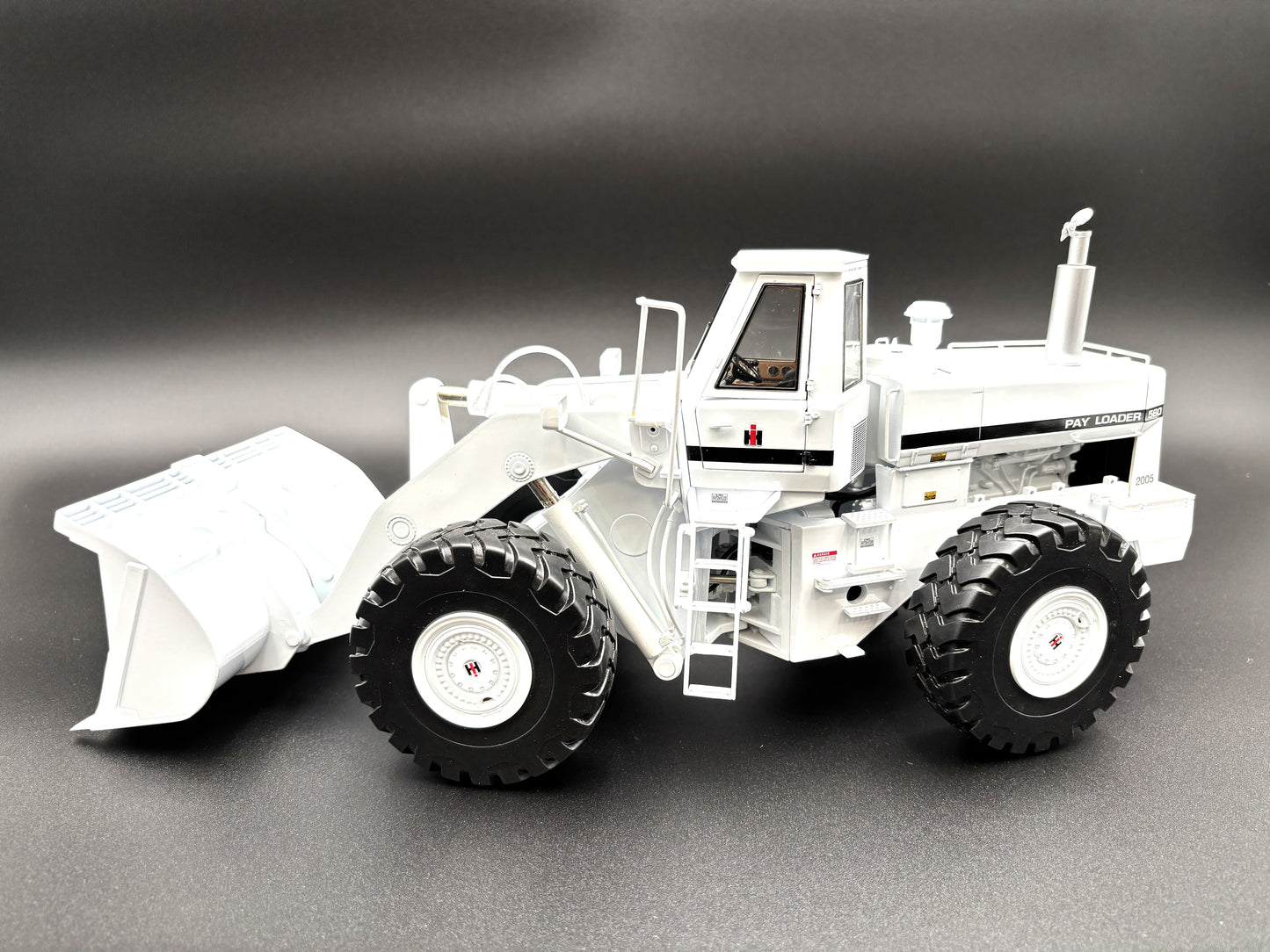 1/25 International 560 Pay Loader WHITE