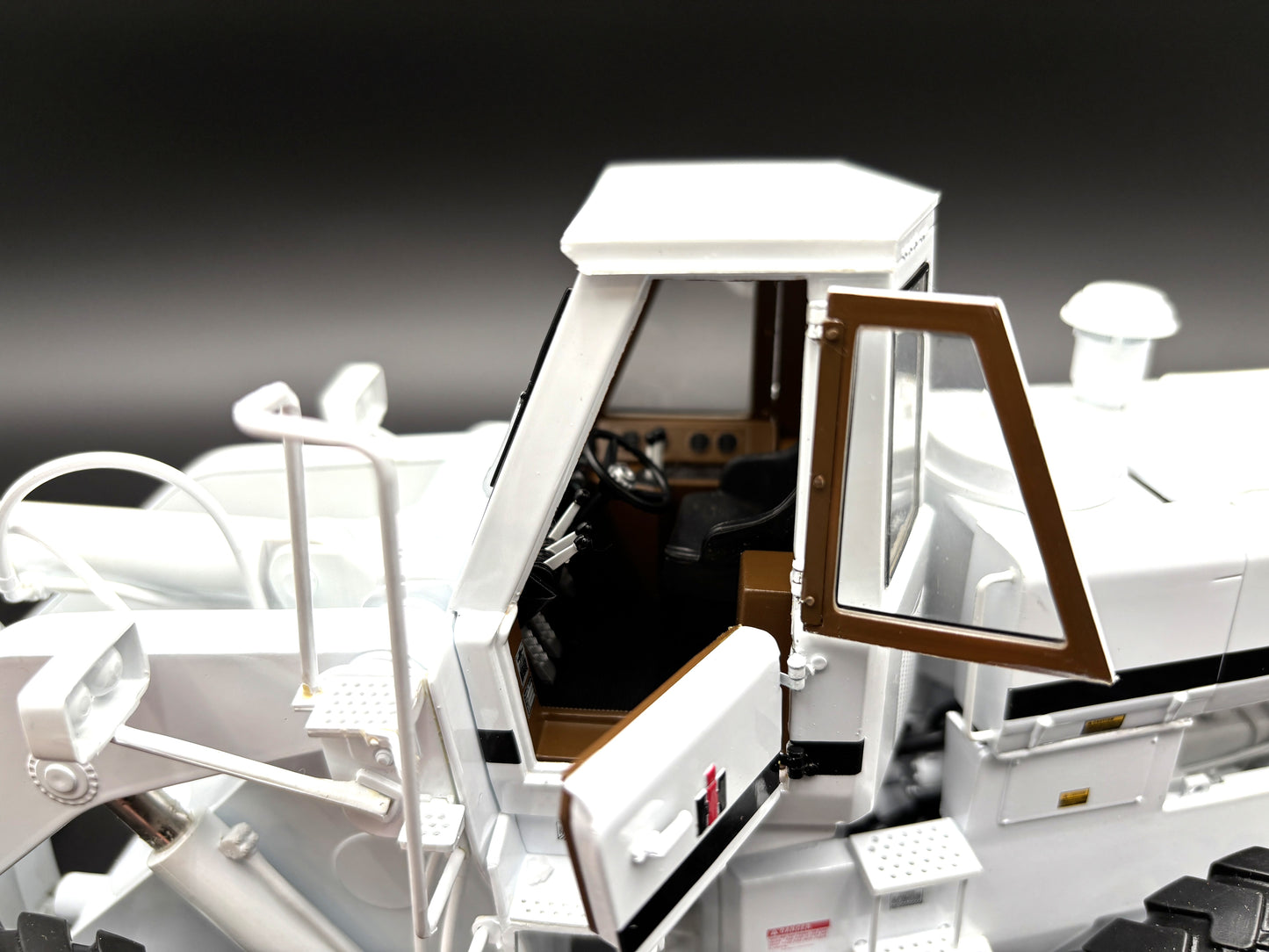 1/25 International 560 Pay Loader WHITE