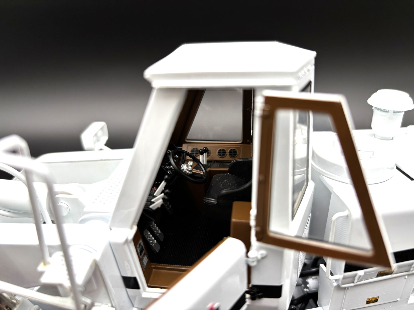 1/25 International 560 Pay Loader WHITE