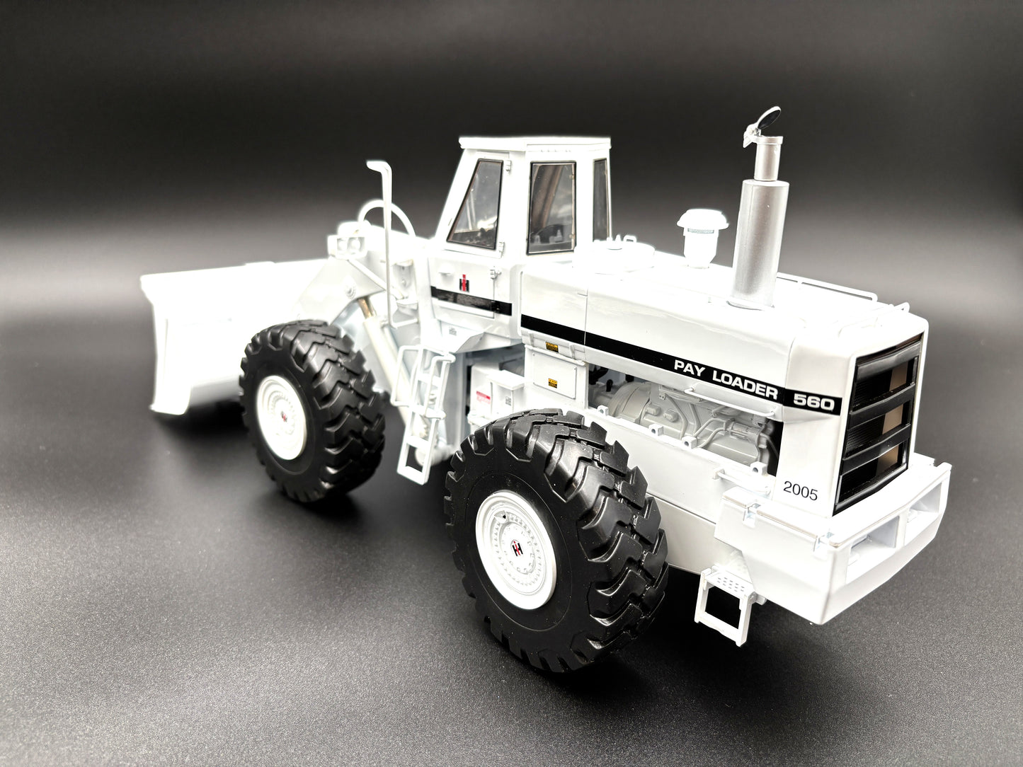 1/25 International 560 Pay Loader WHITE