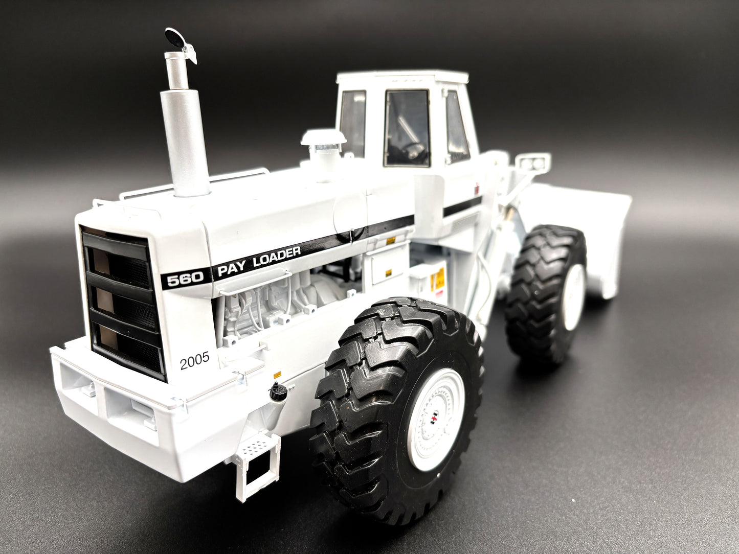 1/25 International 560 Pay Loader WHITE