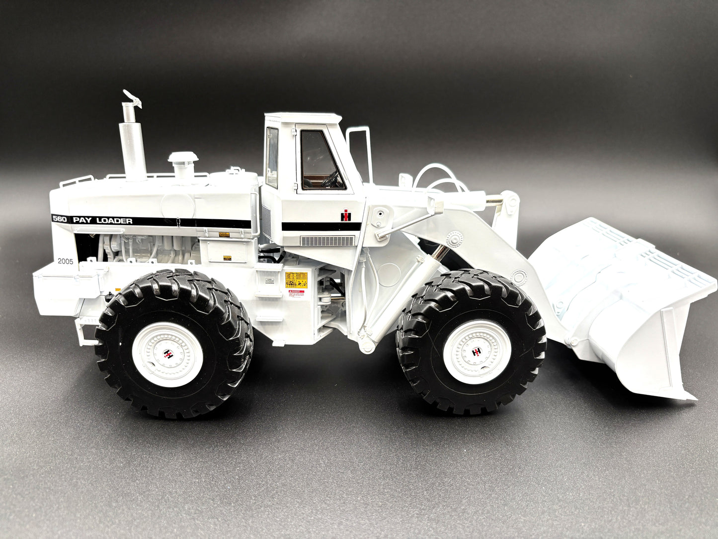 1/25 International 560 Pay Loader WHITE