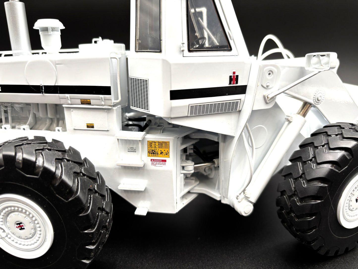 1/25 International 560 Pay Loader WHITE