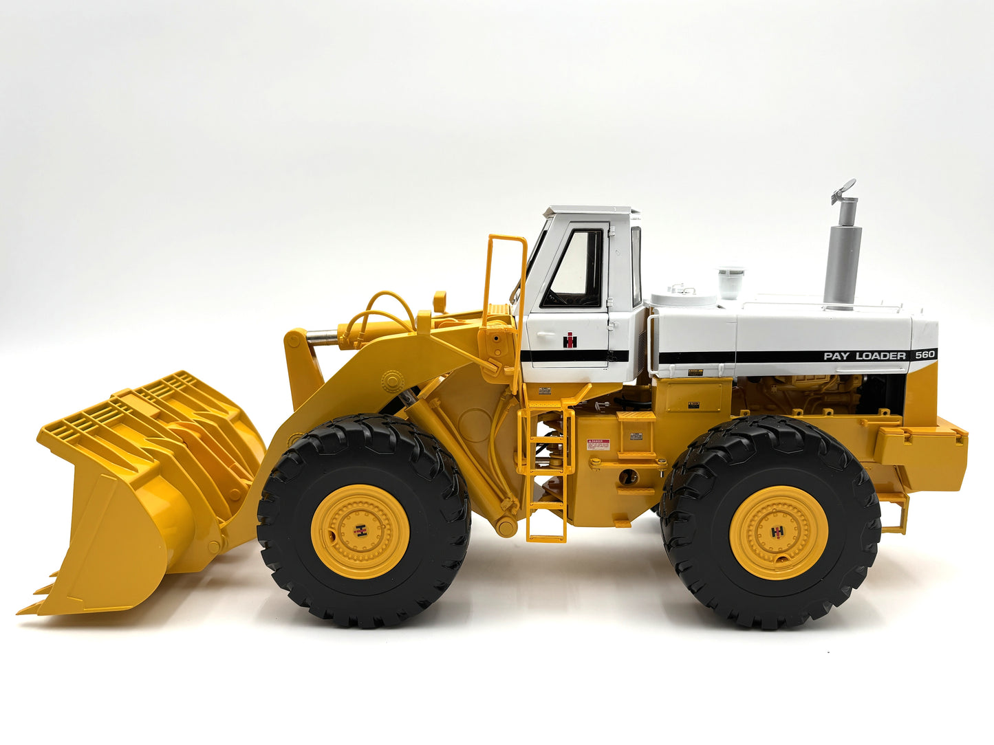 1/25 International 560 Pay Loader YELLOW
