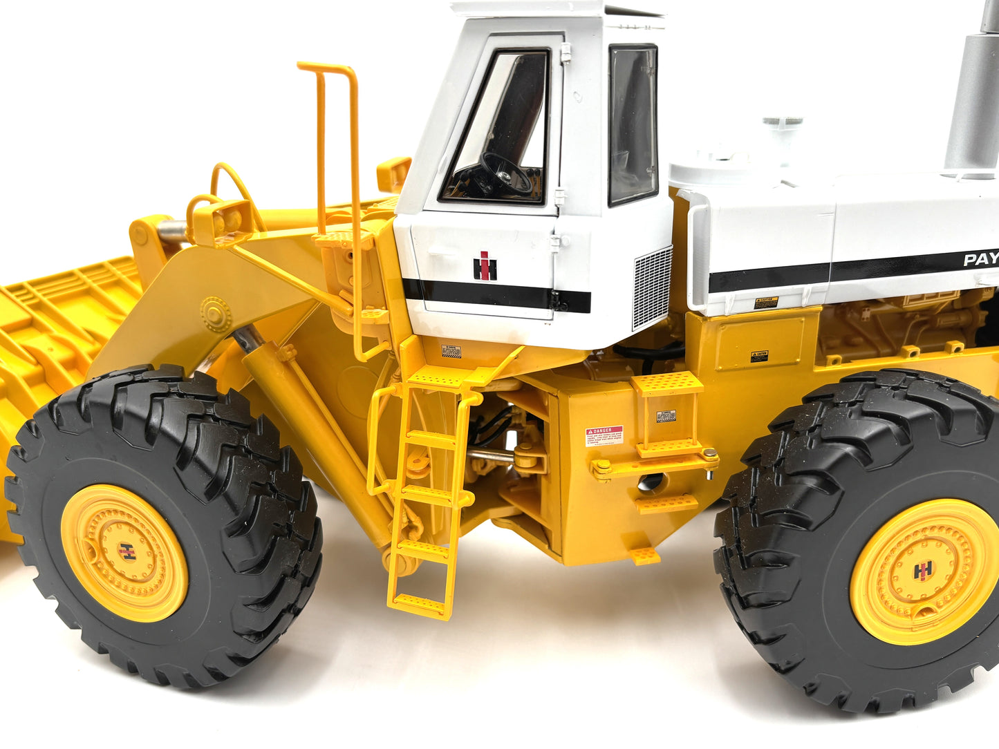 1/25 International 560 Pay Loader YELLOW