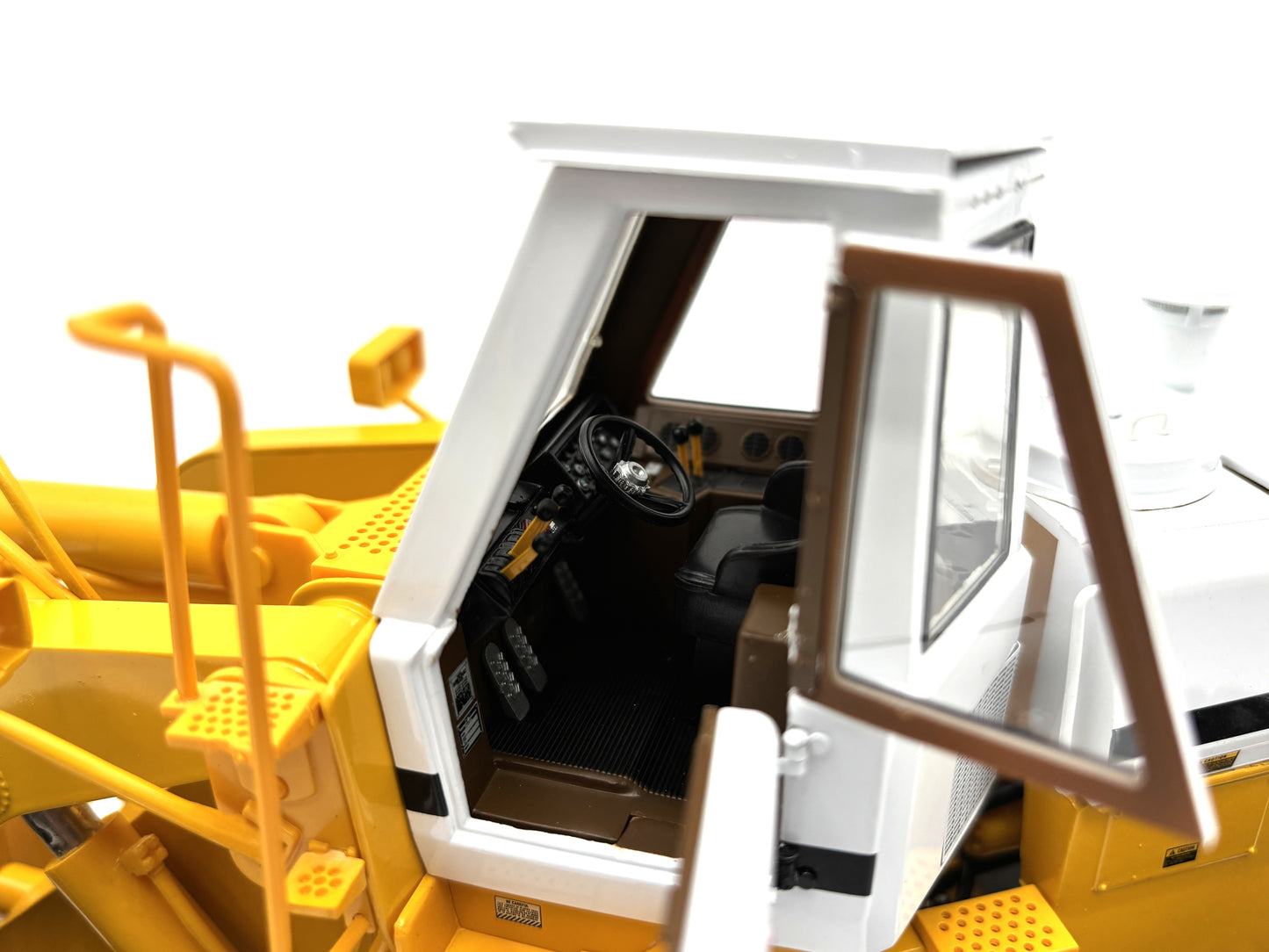 1/25 International 560 Pay Loader YELLOW