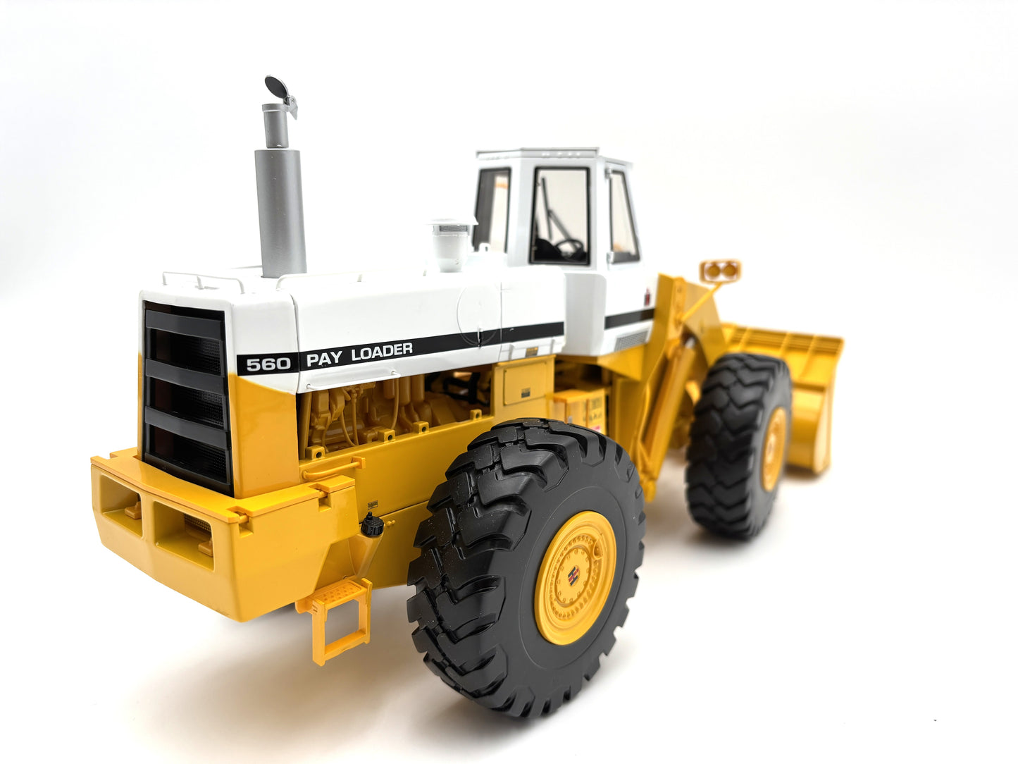 1/25 International 560 Pay Loader YELLOW