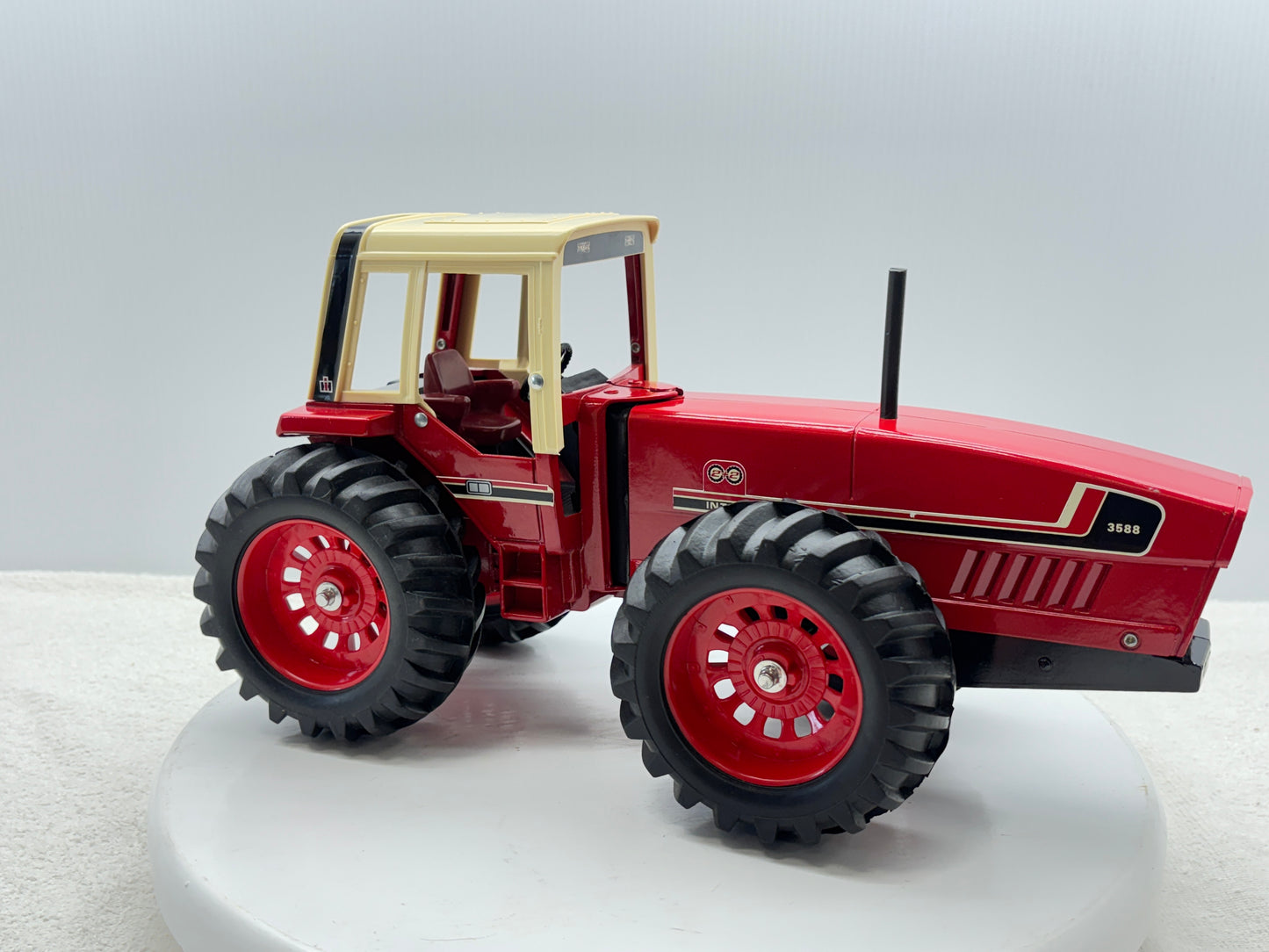 1/16 International 3588