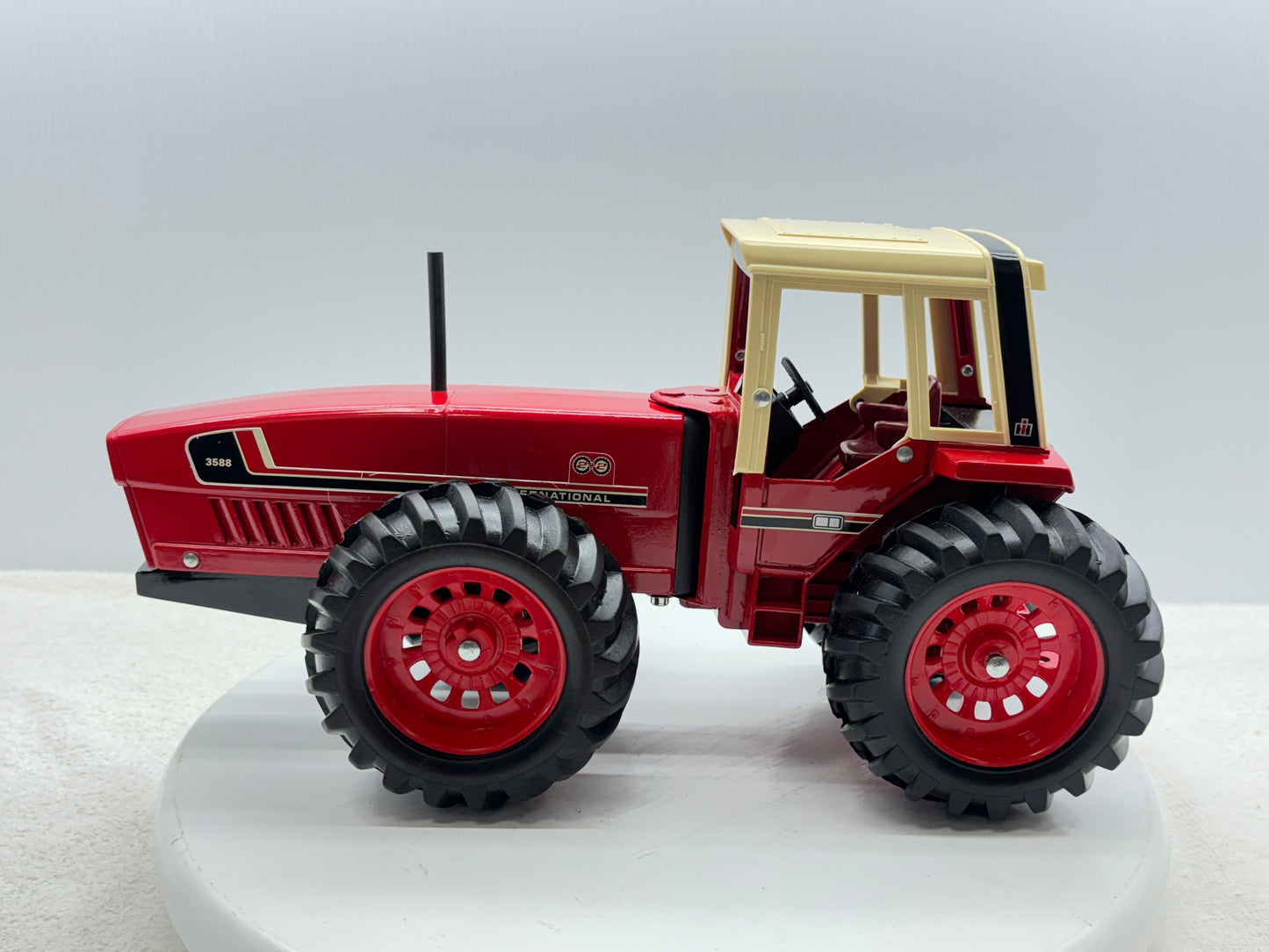 1/16 International 3588